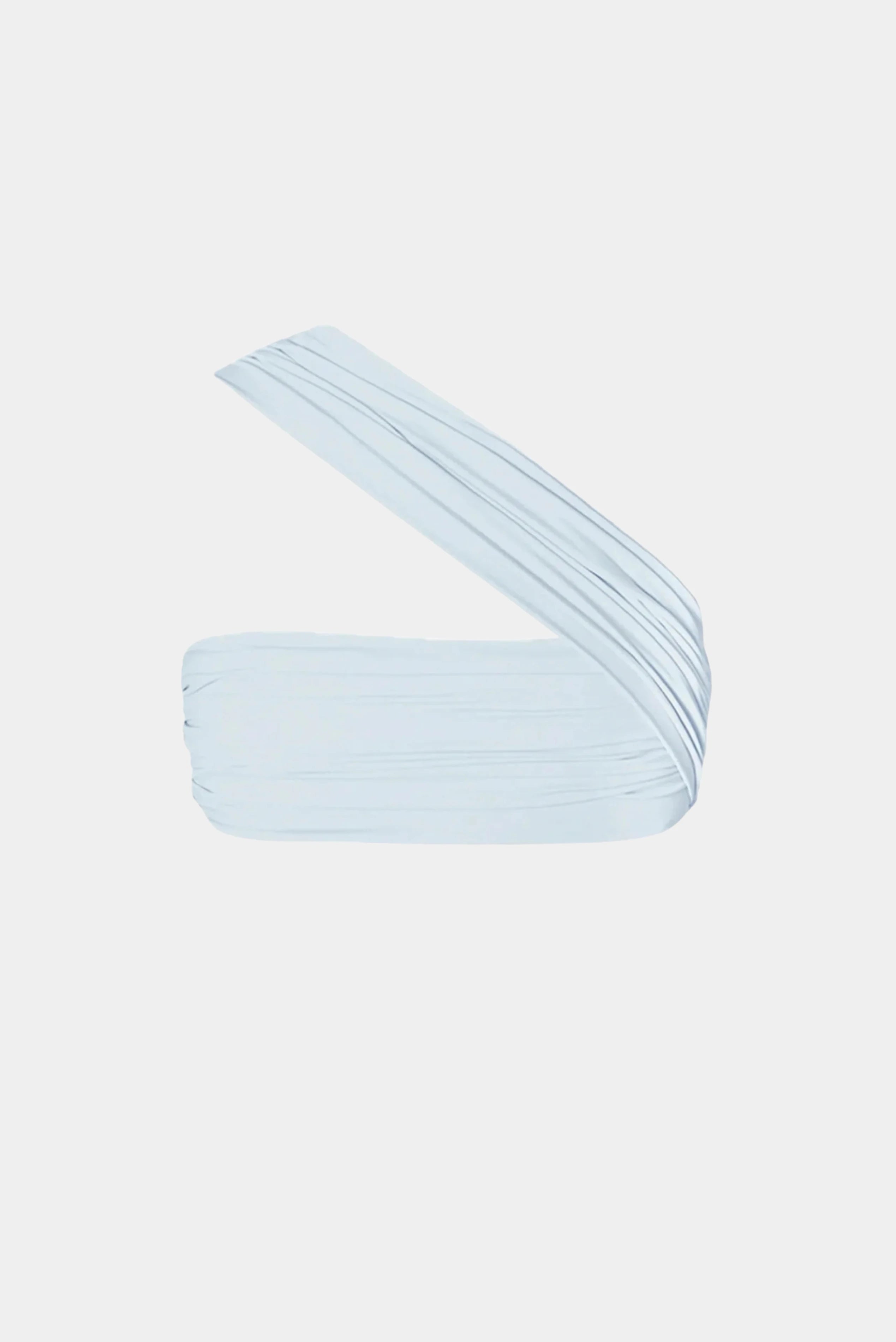 Top reto azul-claro com alça assimétrica drapeada e acabamento franzido em fundo branco.