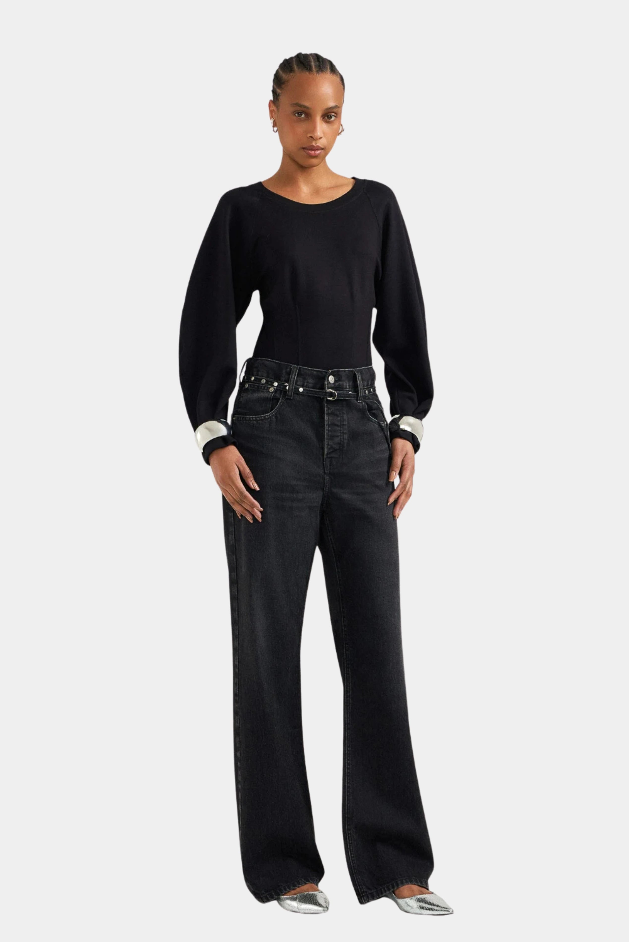 Calça jeans preta loose de cintura alta, modelagem ampla, vestida pela modelo LDnim