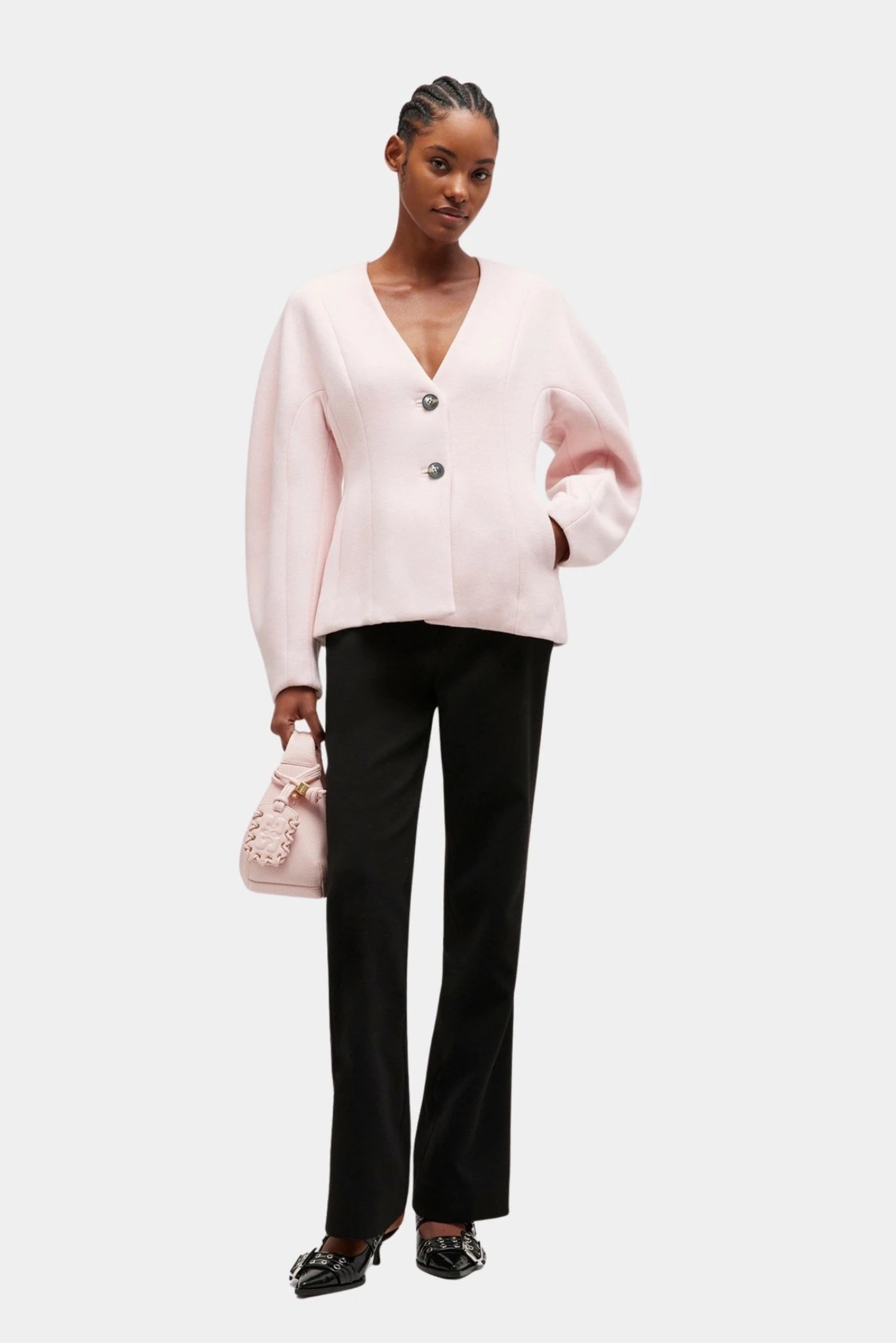 Blazer ajustado Ganni rosa-claro combinado com calça preta de alfaiataria