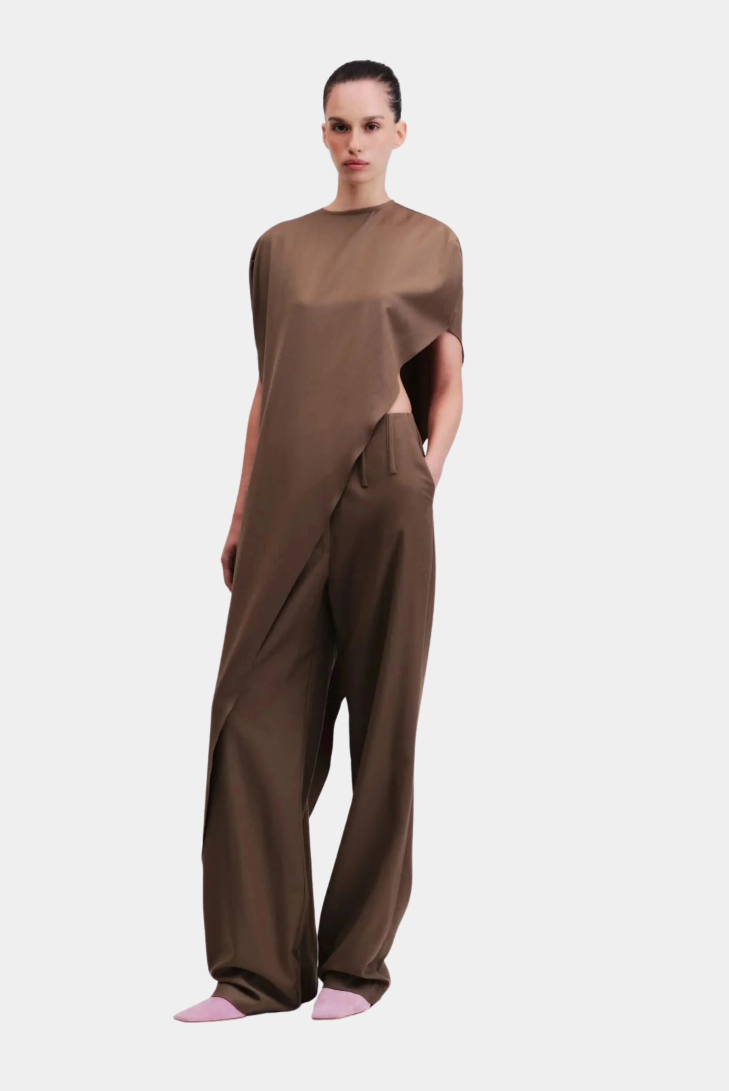 Blusa capa marrom Elan Francesca com modelagem ampla e recorte assimétrico