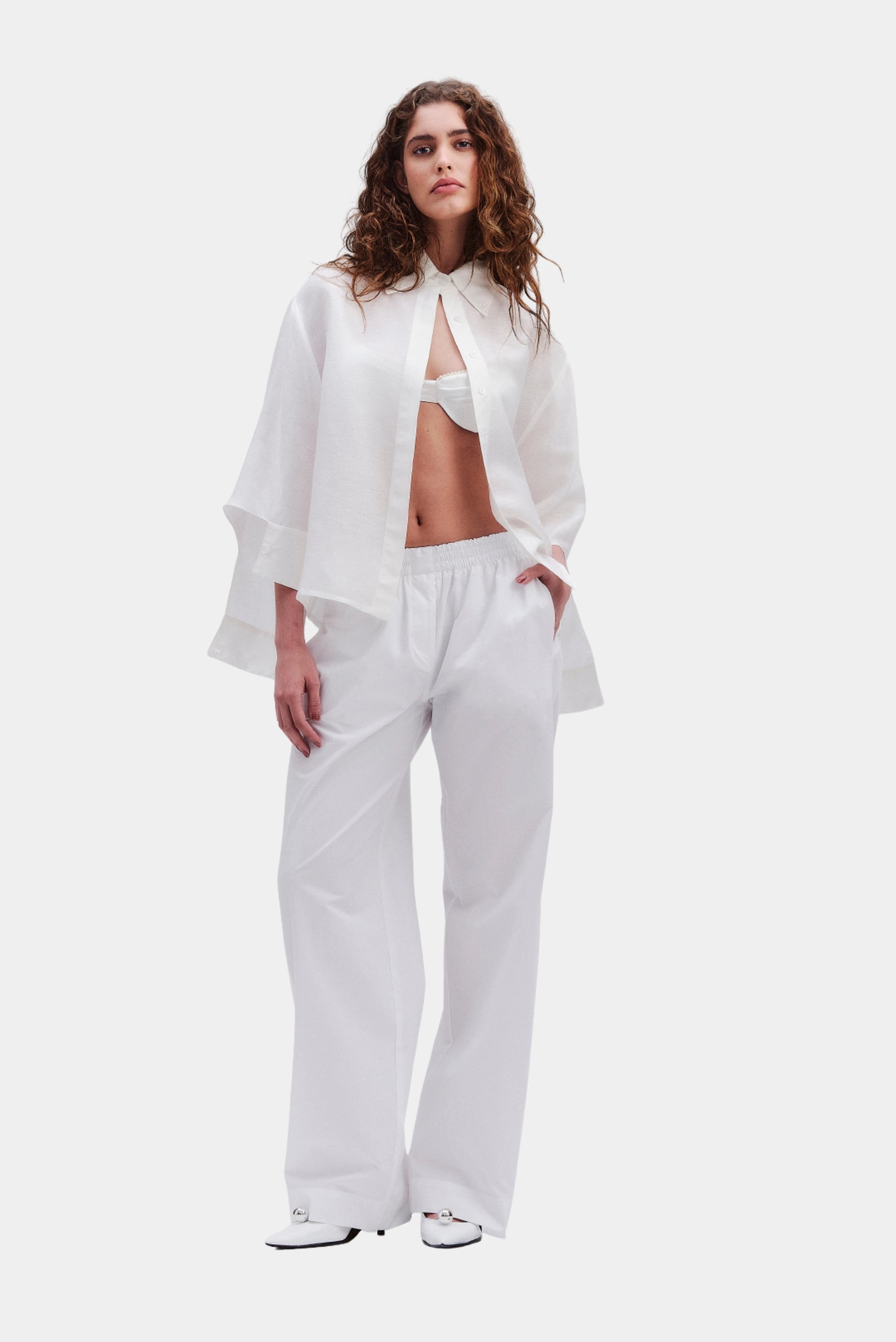 Calça Vancouver Francesca branca com cintura elástica e modelagem ampla