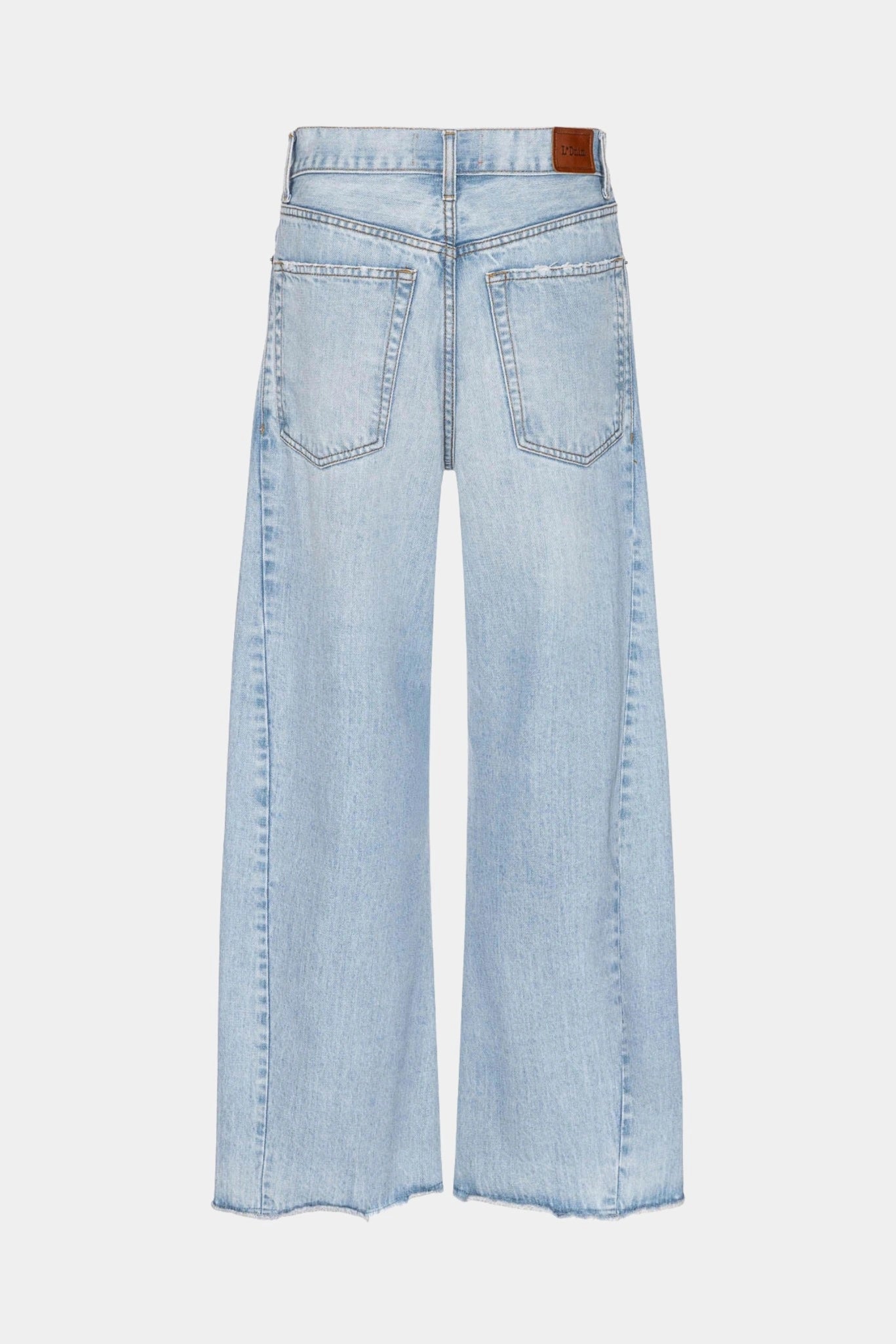 Vista traseira da calça Arc jeans azul claro com bolsos posteriores e modelagem ampla