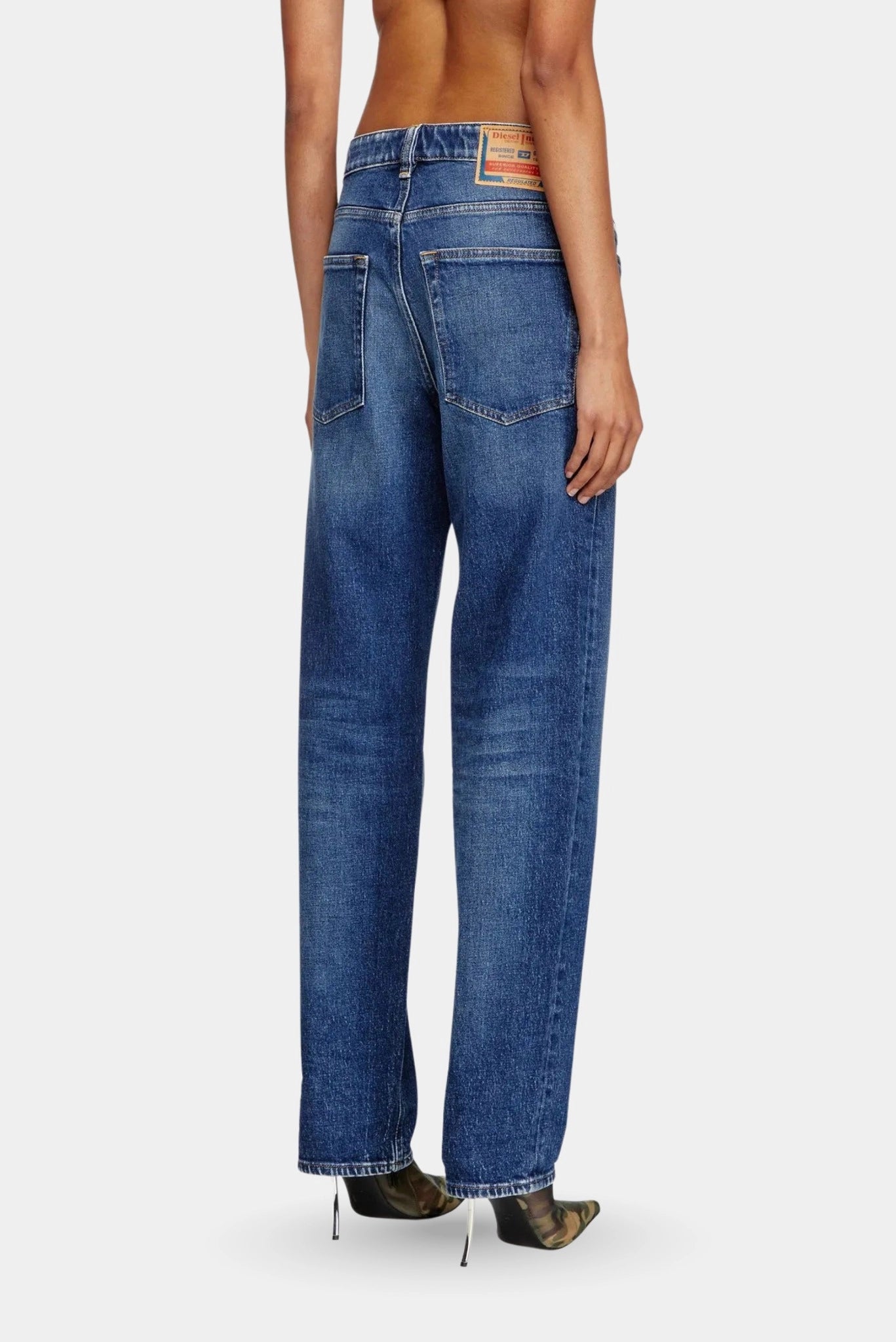 Vista traseira da calça jeans azul Diesel com modelagem reta e bolsos posteriores