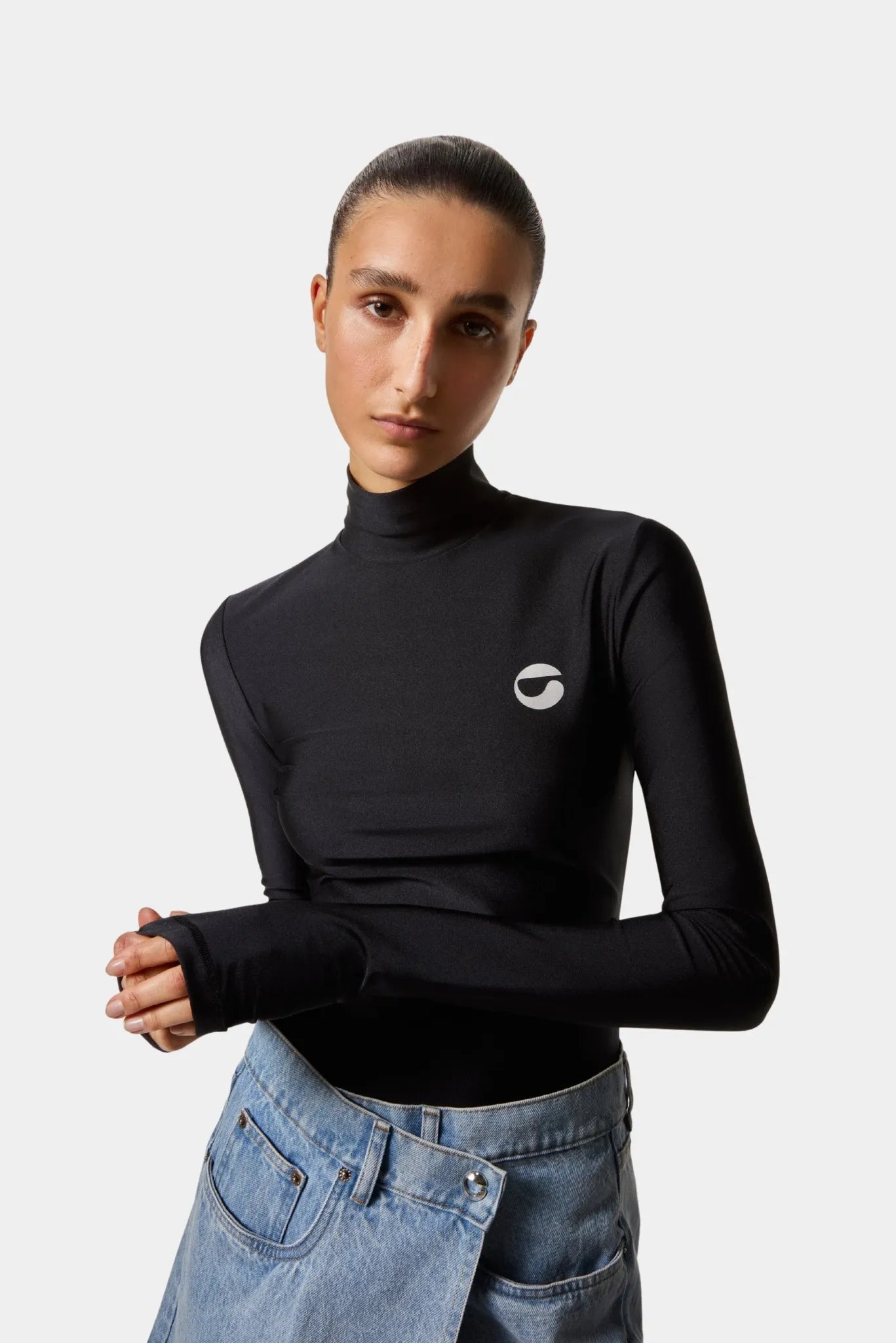 Blusa feminina preta Coperni de gola alta com caimento slim e logo frontal