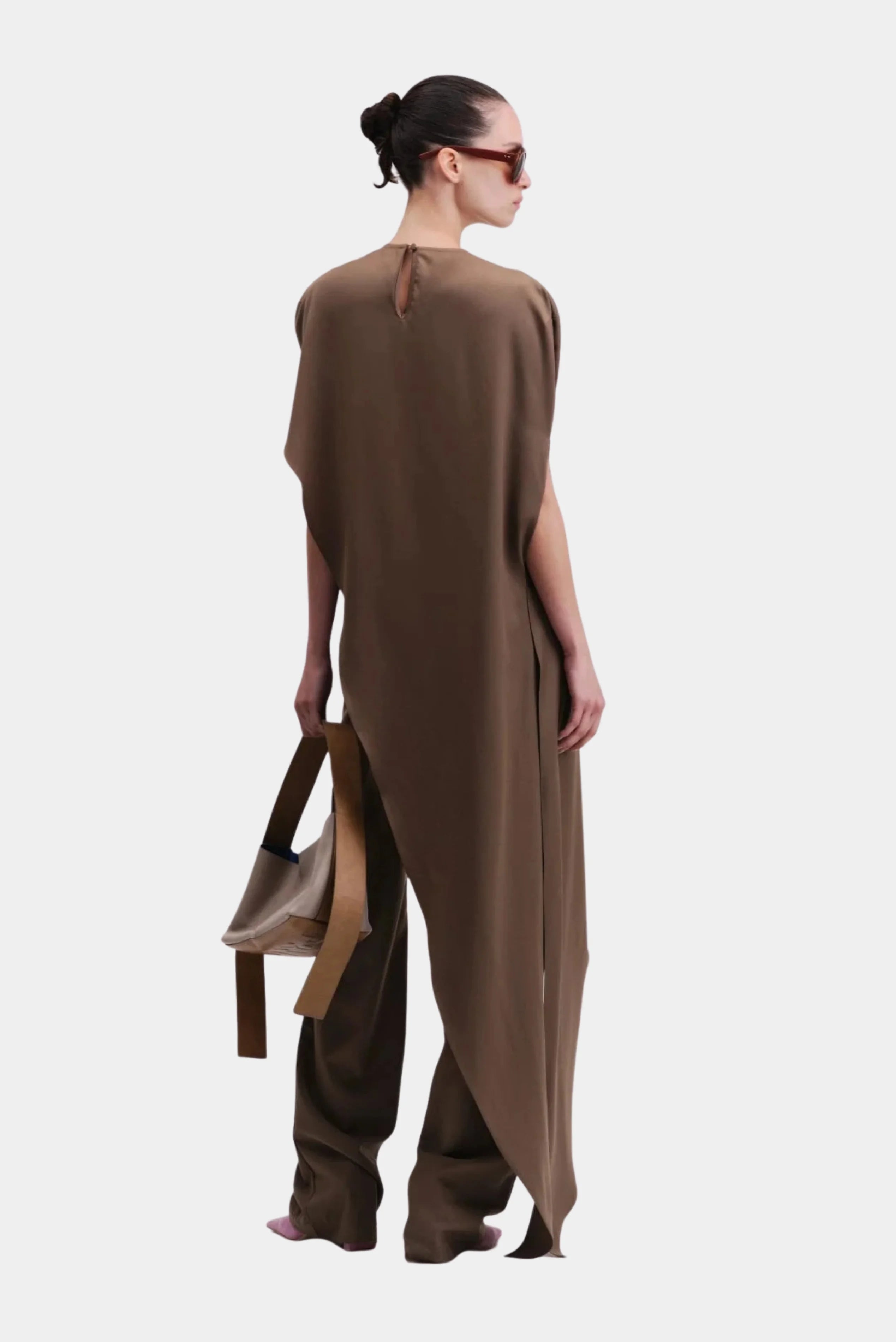 Blusa capa marrom Elan Francesca vista traseira com modelagem solta e comprimento alongado