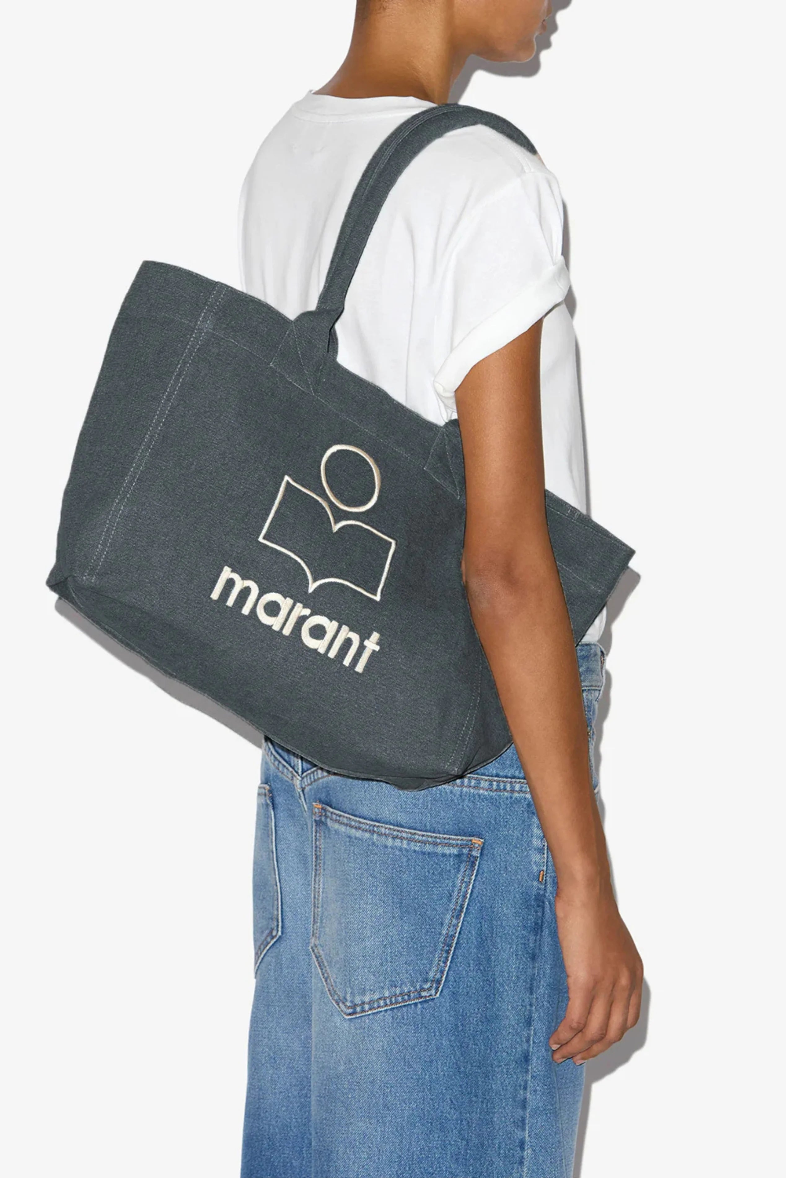 Bolsa tote Isabel Marant Yenky cinza escuro usada no ombro