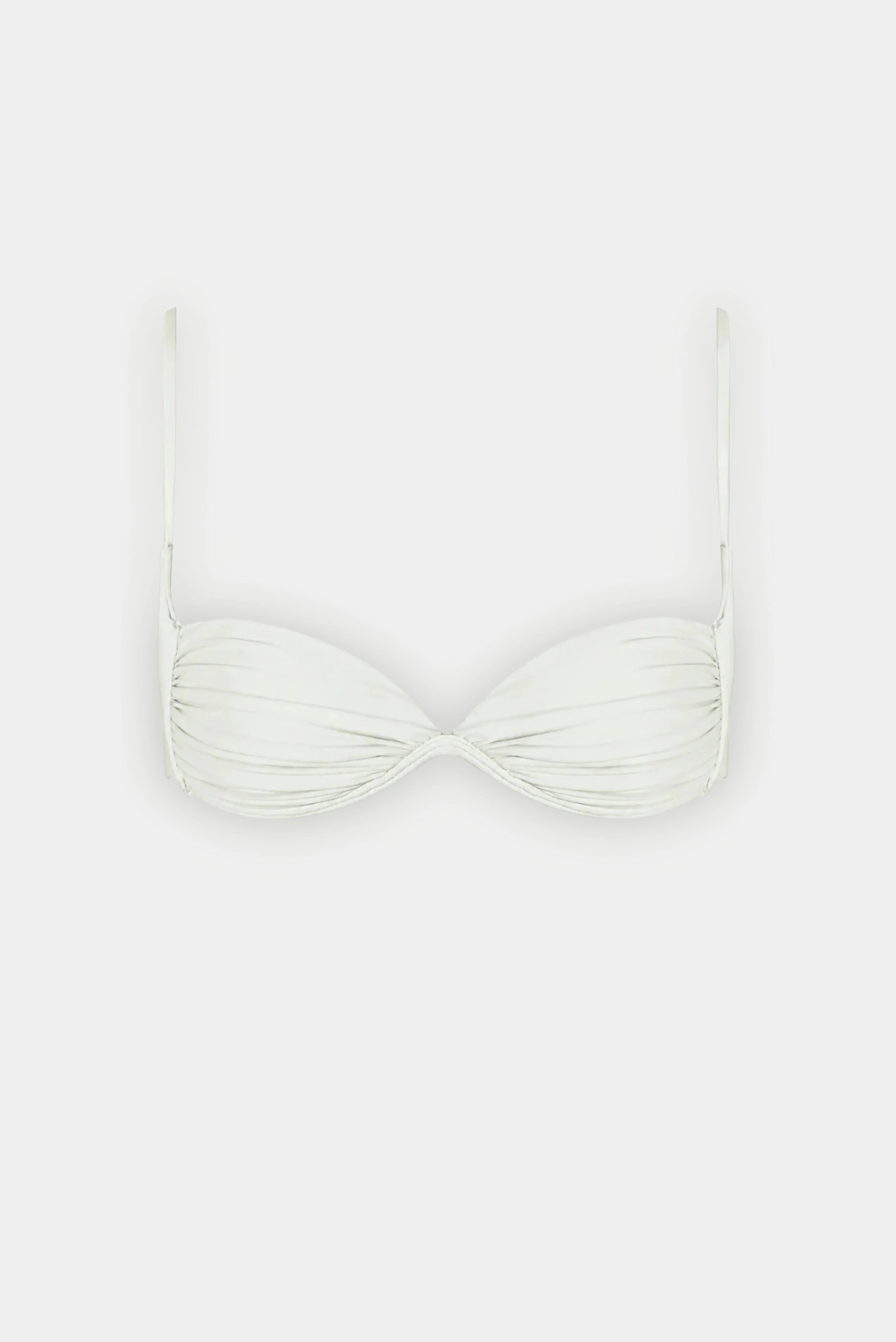 Top franzido com bojo off-white de alças finas e decote coração em fundo branco.