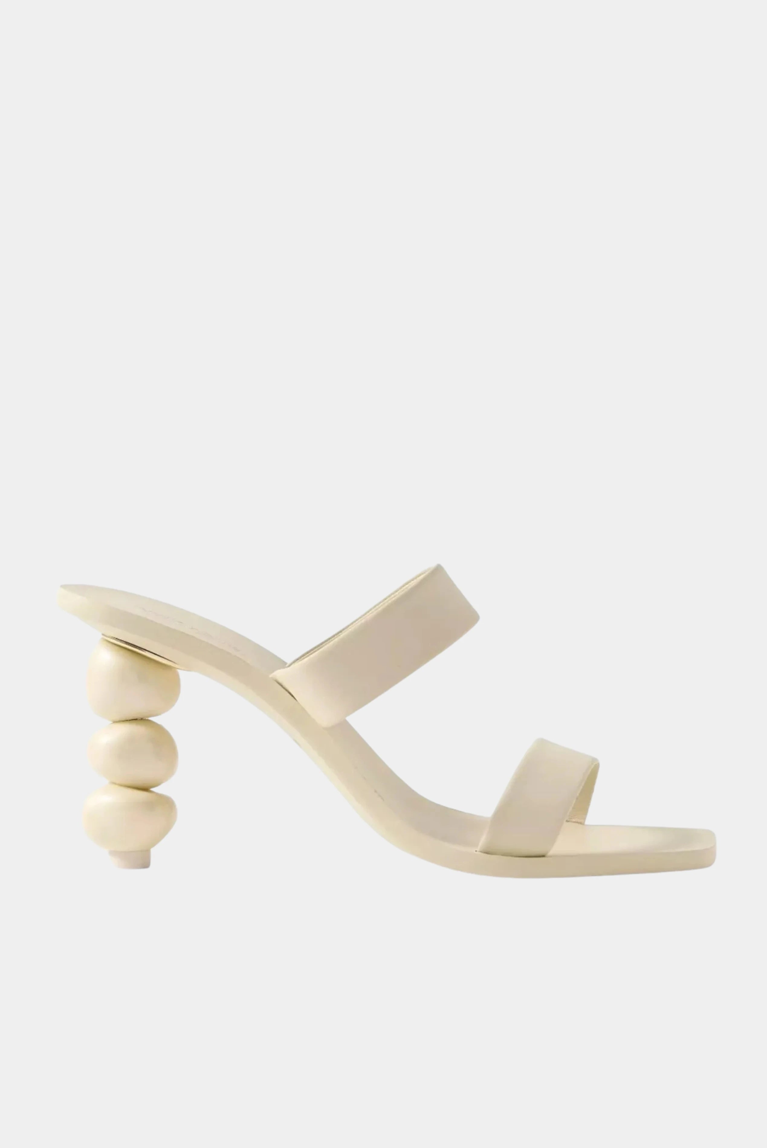 Sandália Meta Cult Gaia off-white com salto escultural em esferas