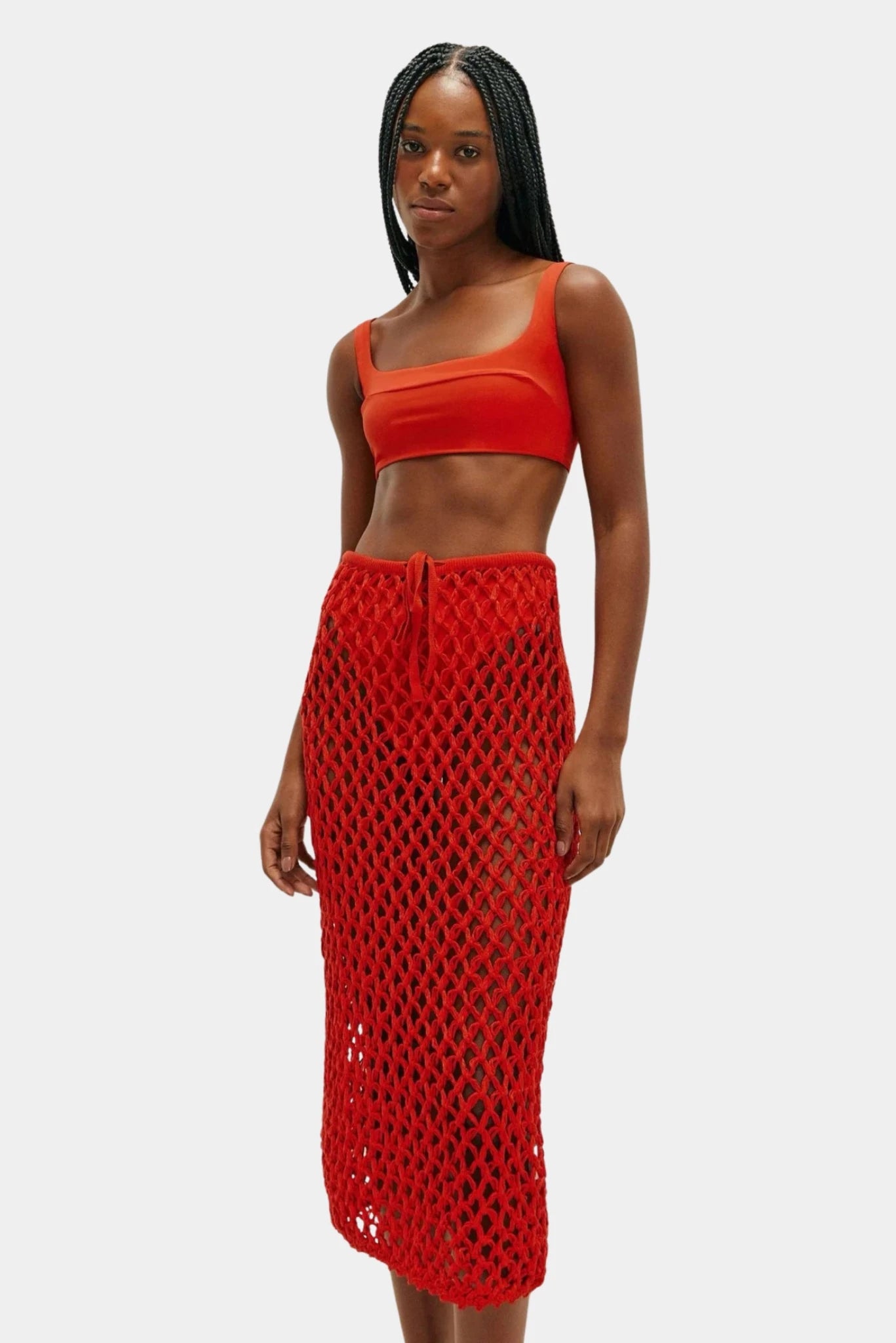 Saia midi Haight em tricot vazado vermelho usada com top coordenado
