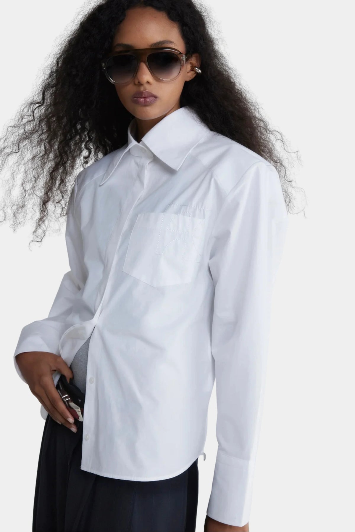 Detalhe da Camisa Tailored Francesca branca com gola ampla e bolso no peito