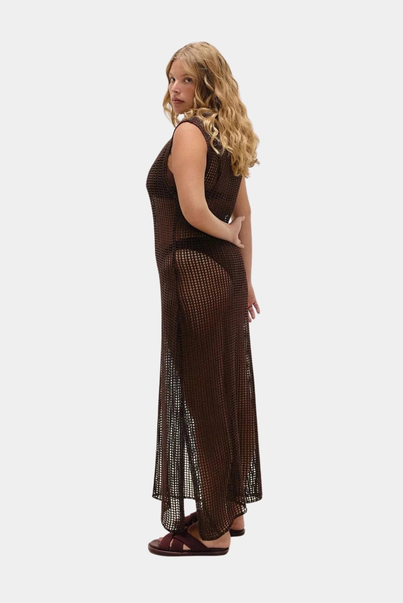 Vestido midi Haight em tricot vazado marrom com modelagem reta e transparência