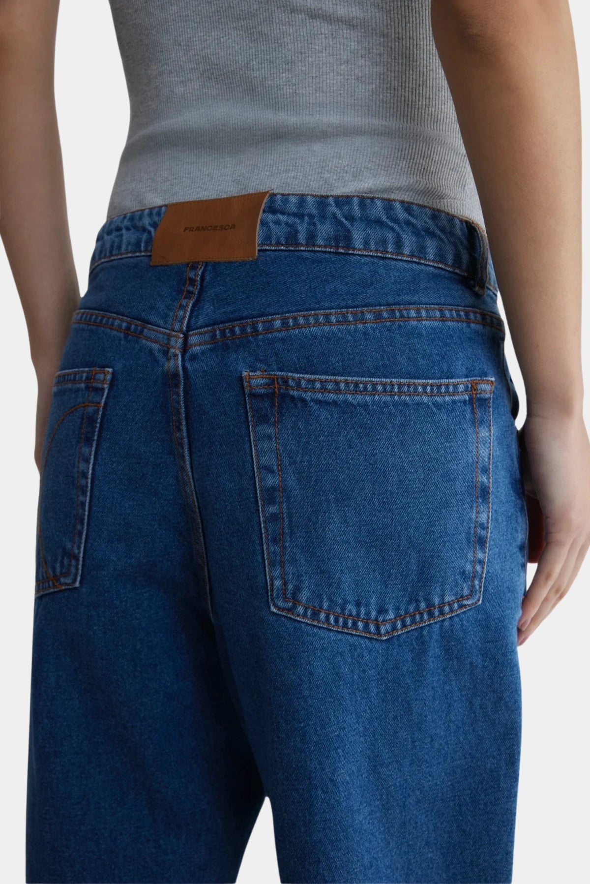 Calça Classic 80 Francesca jeans azul vista de costas com bolsos aplicados e etiqueta no cós