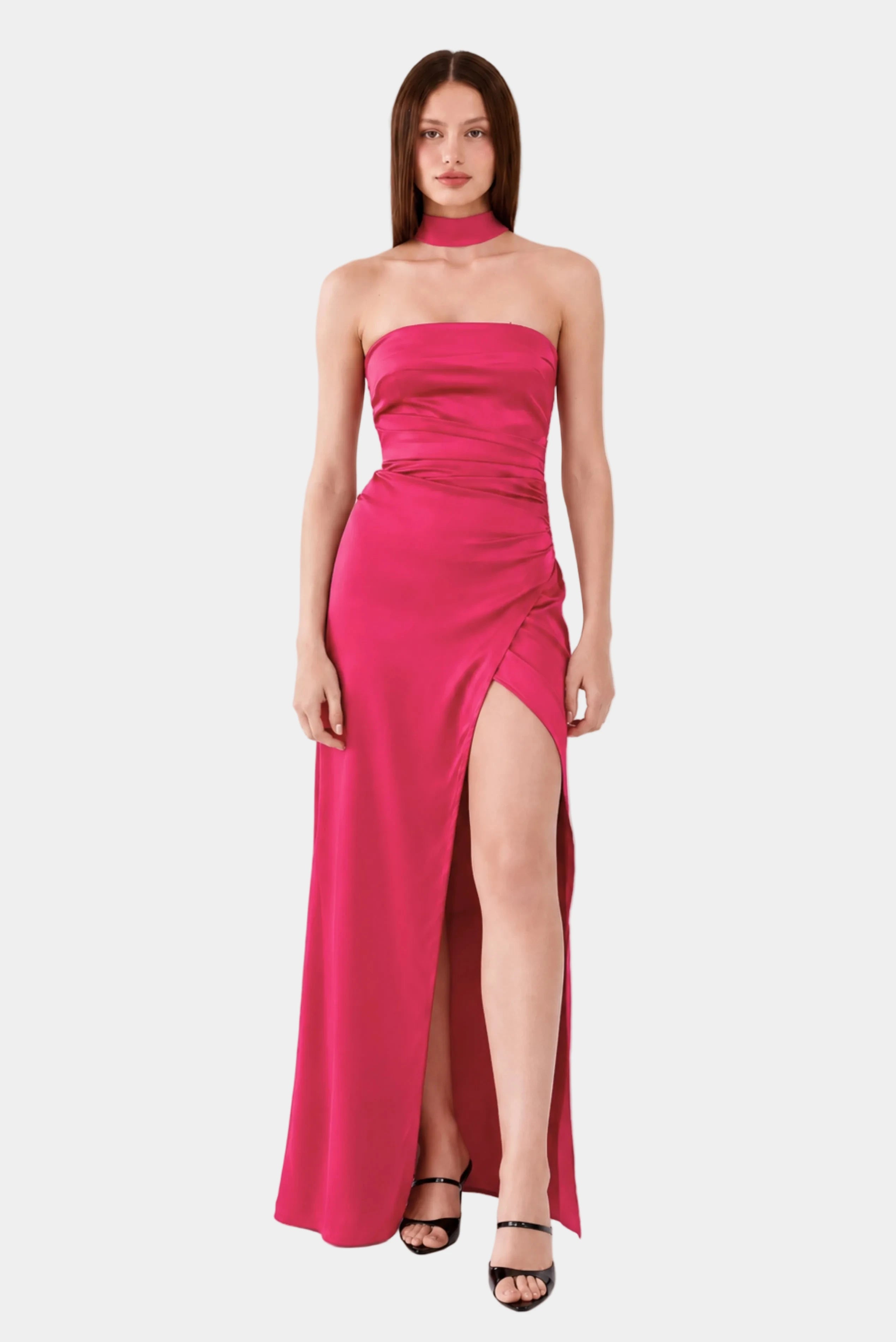 Modelo usando Vestido de Festa Longo Opera MR pink com fenda alta