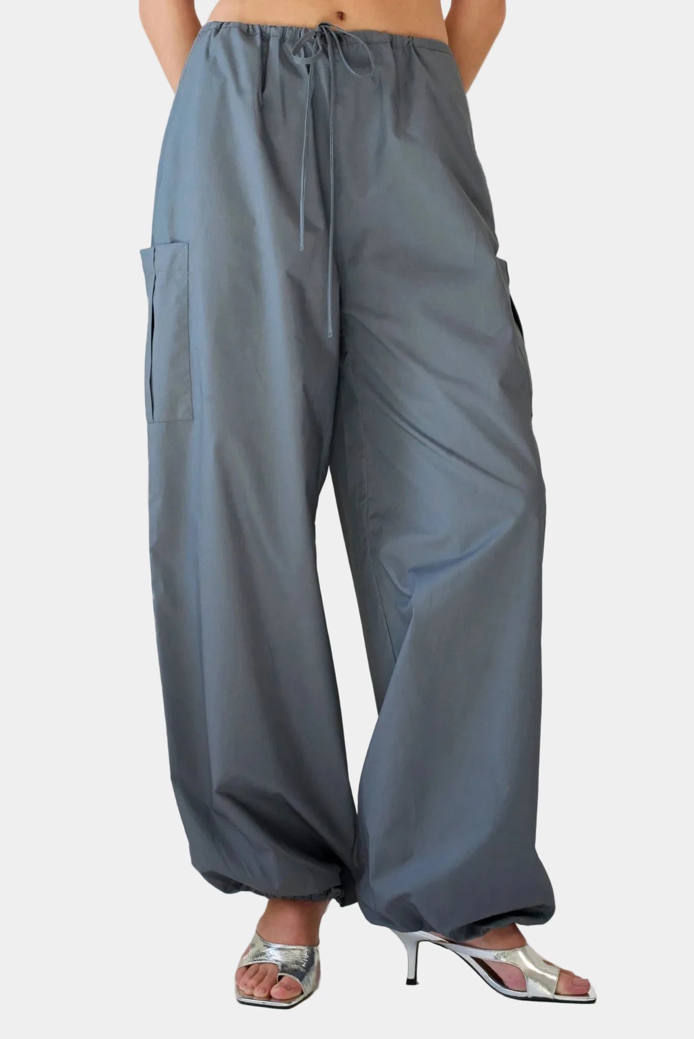 Calça balloon cargo cinza Aya Gaia com bolsos utilitários e modelagem ampla em tricoline