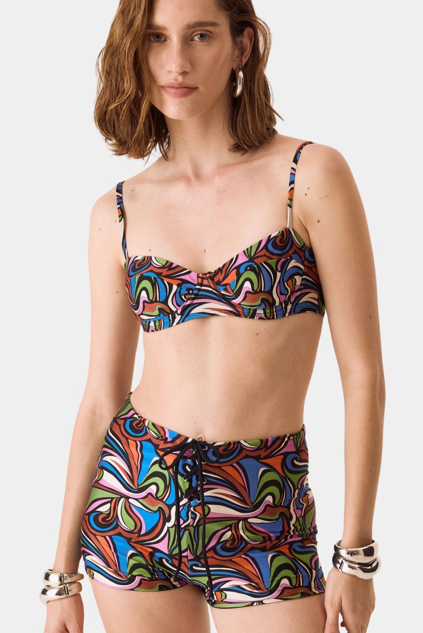 Top biquíni meia taça estampado com short hot pants colorido