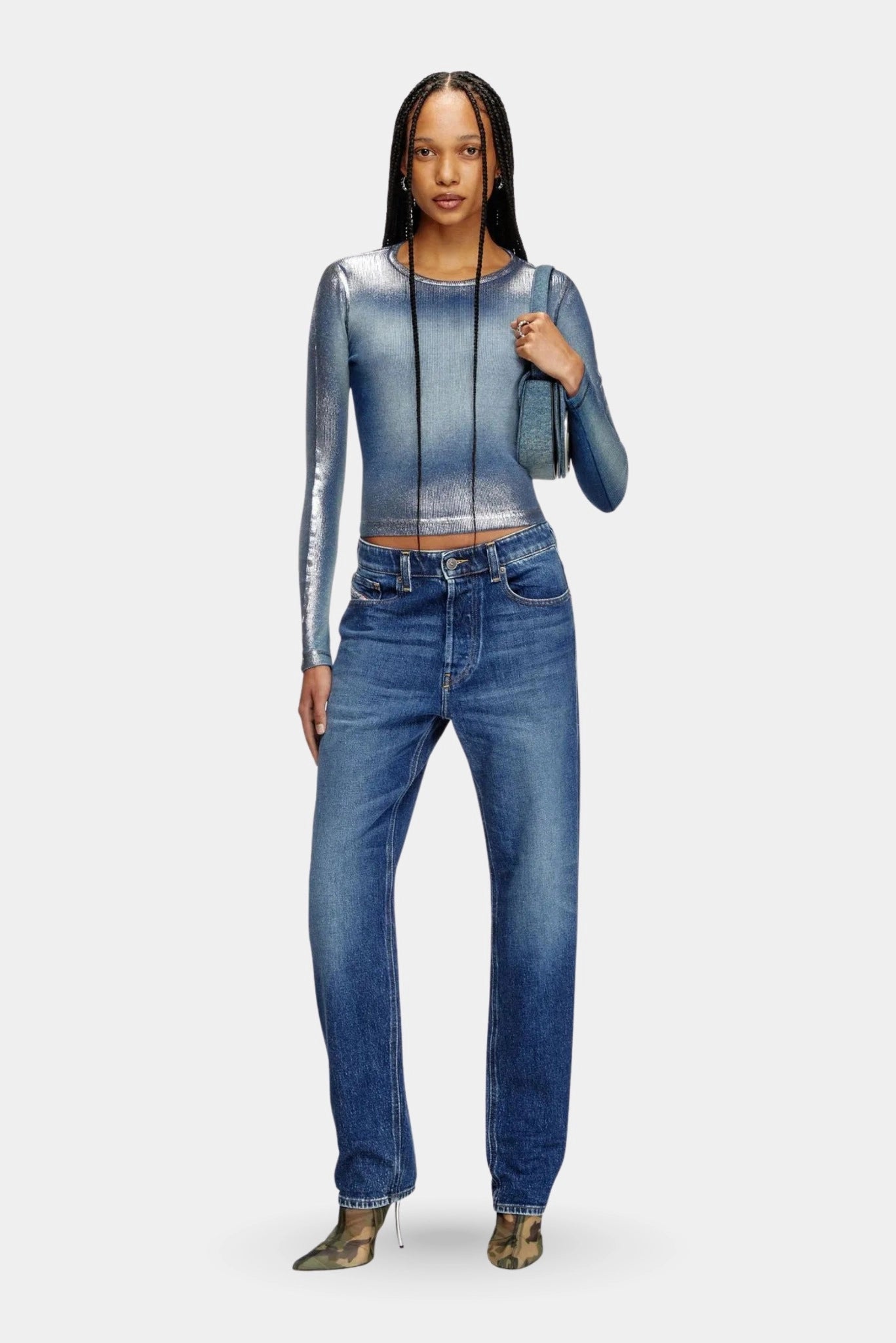 Calça jeans azul Diesel de modelagem reta com lavagem estonada em look feminino