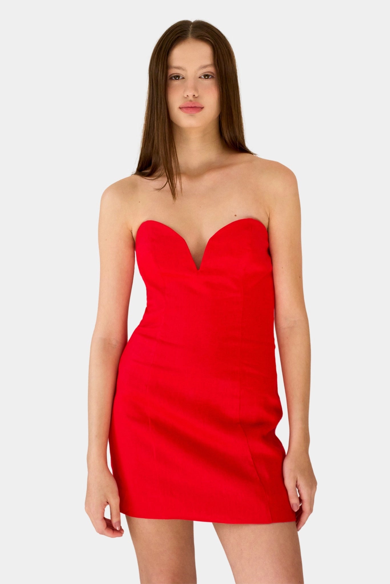 Modelo usando Vestido Curto Linho Nina MR vermelho com decote coração estruturado