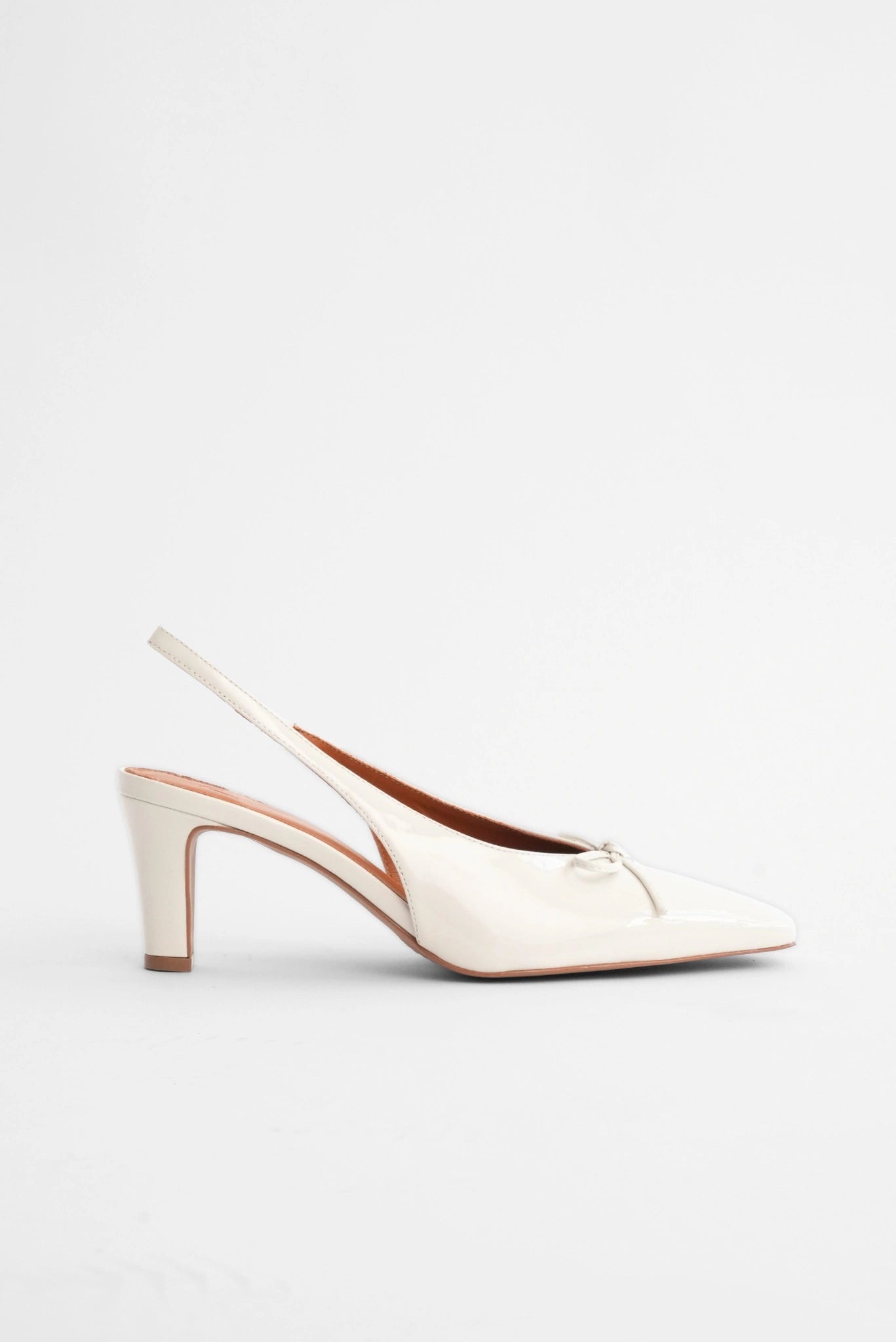 Scarpin slingback off white envernizado com salto médio e laço delicado