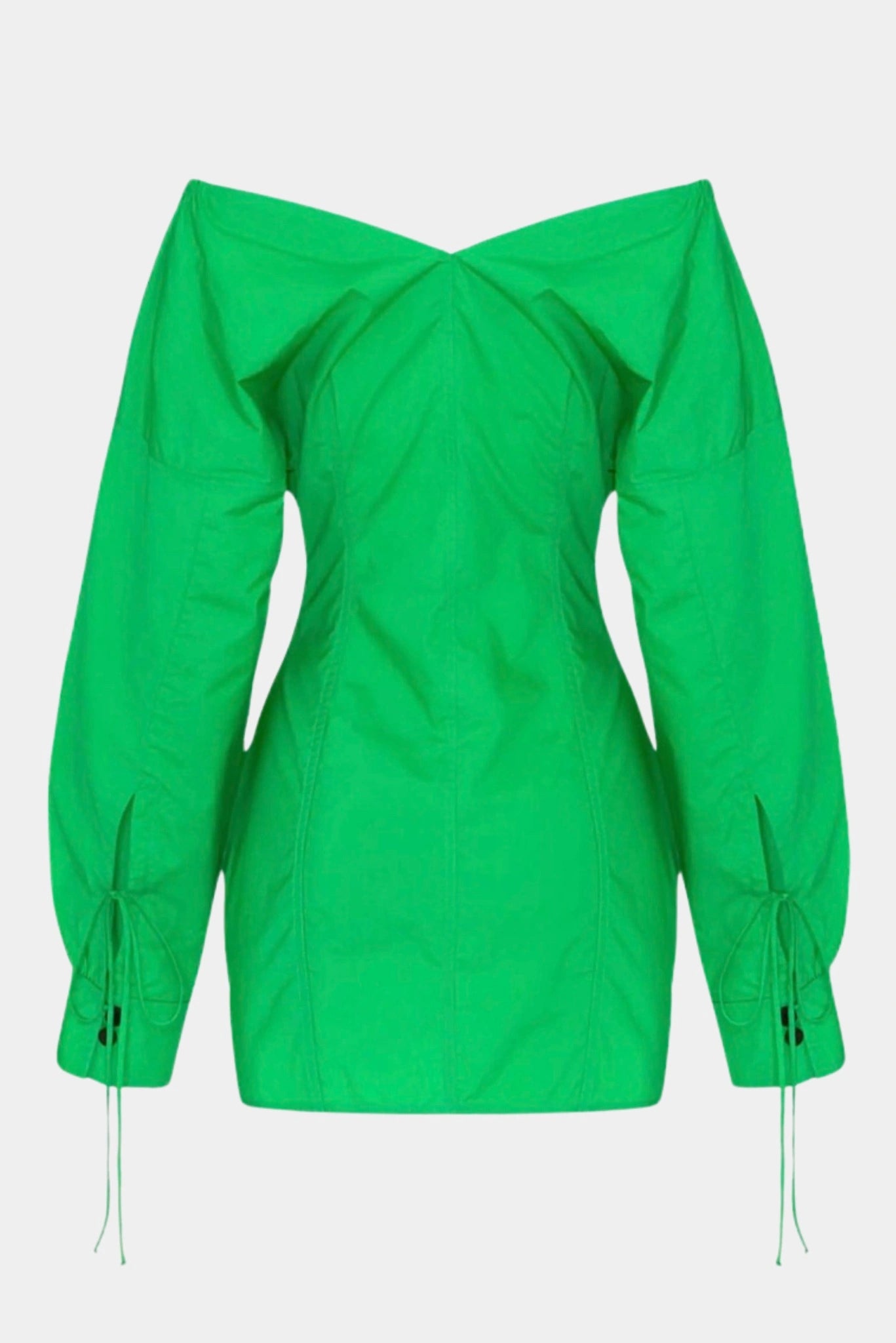 Costas de vestido curto verde com mangas bufantes e modelagem acinturada