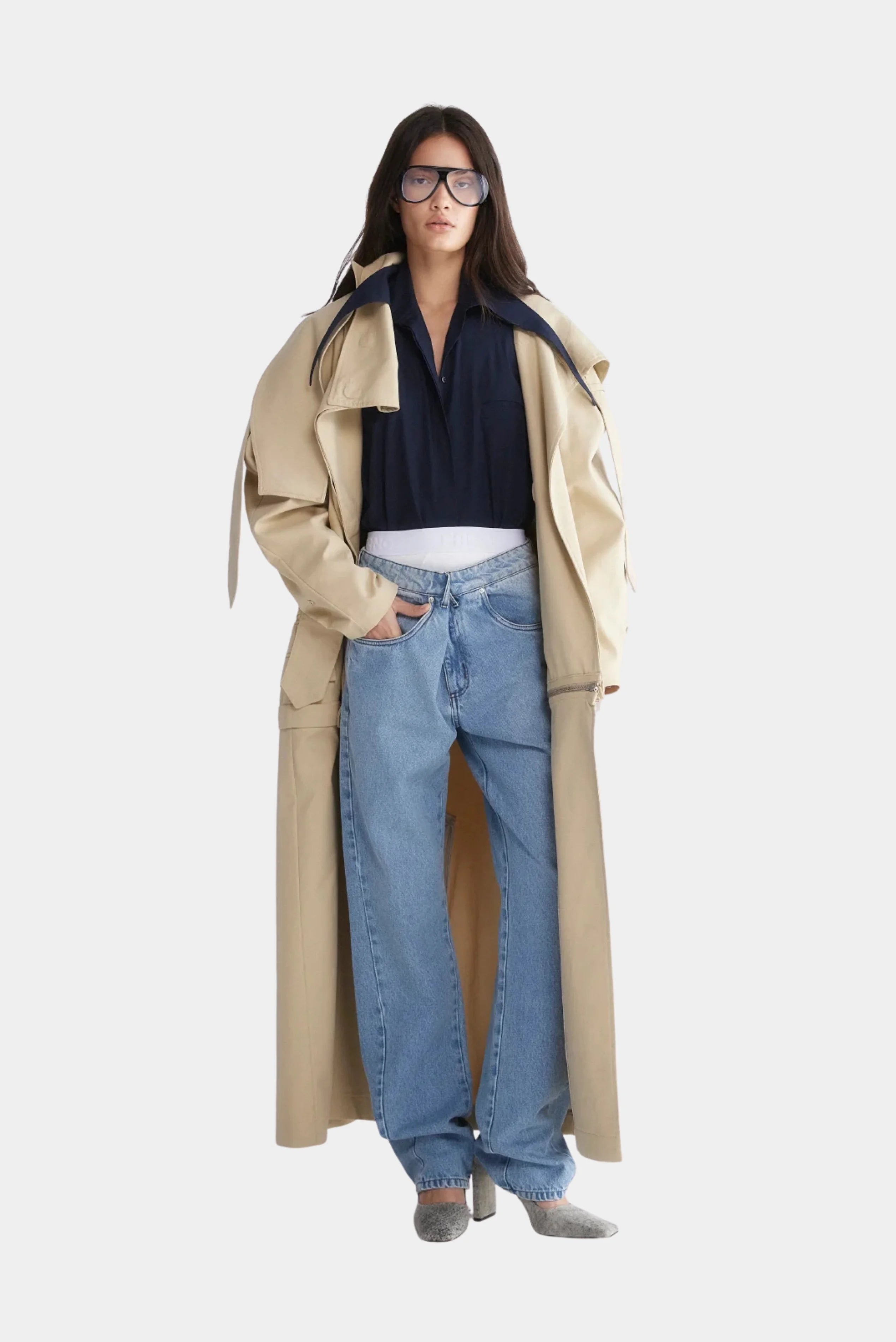 Trench coat Traço Francesca bege com modelagem oversized e comprimento longo