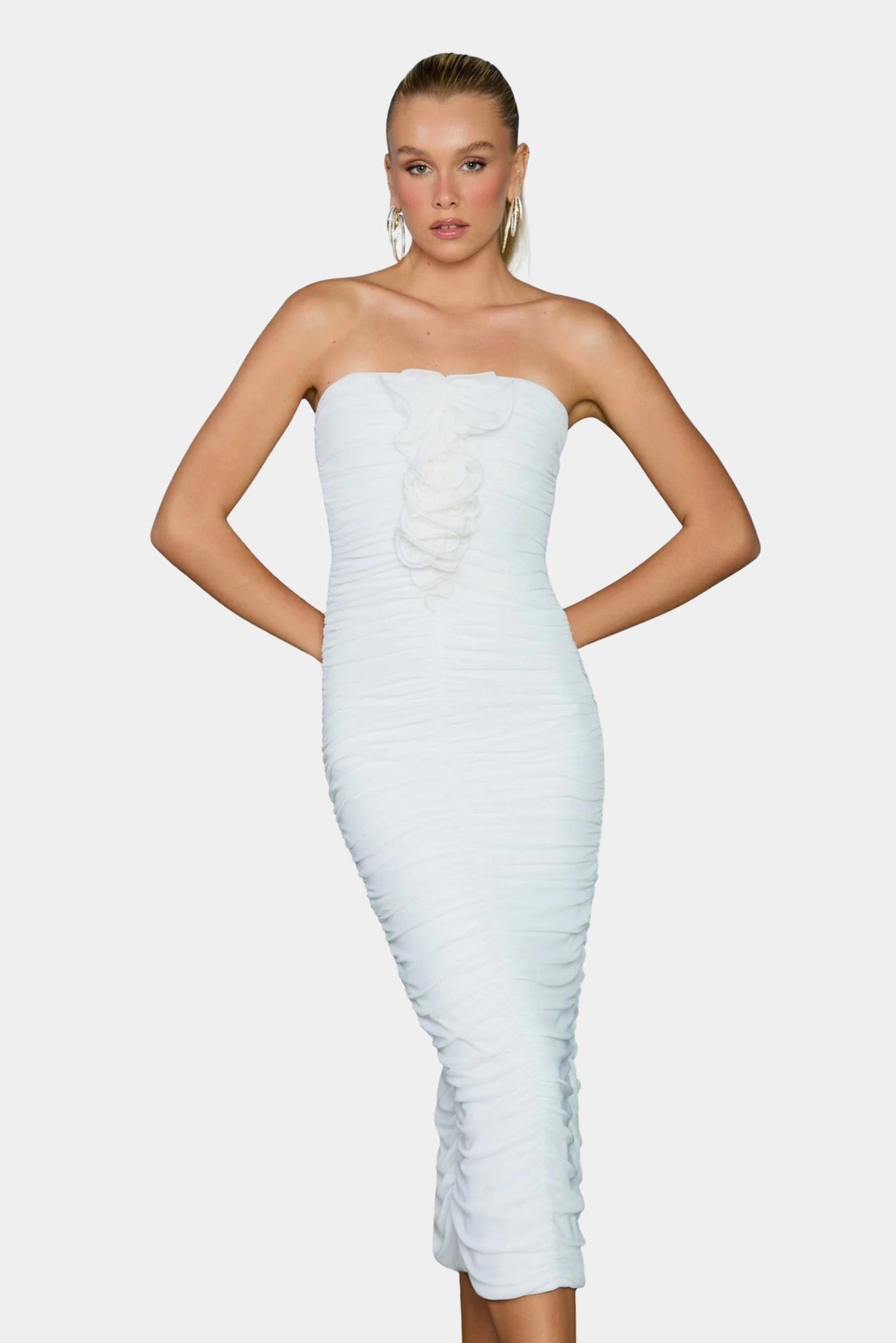 Modelo veste Vestido Midi Miranda off white com drapeado e detalhe floral frontal
