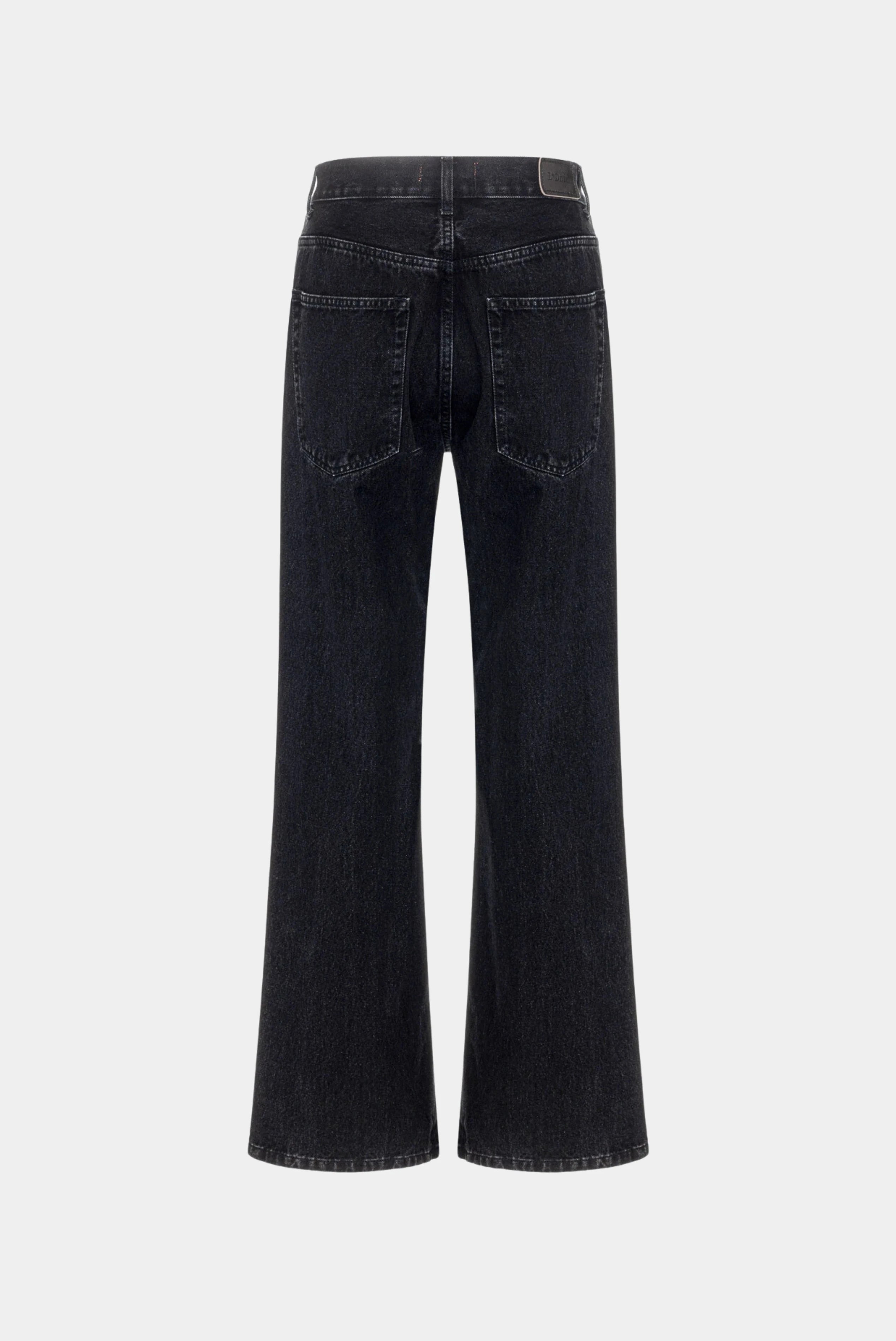Costas da calça jeans preta loose com bolsos traseiros e modelagem reta