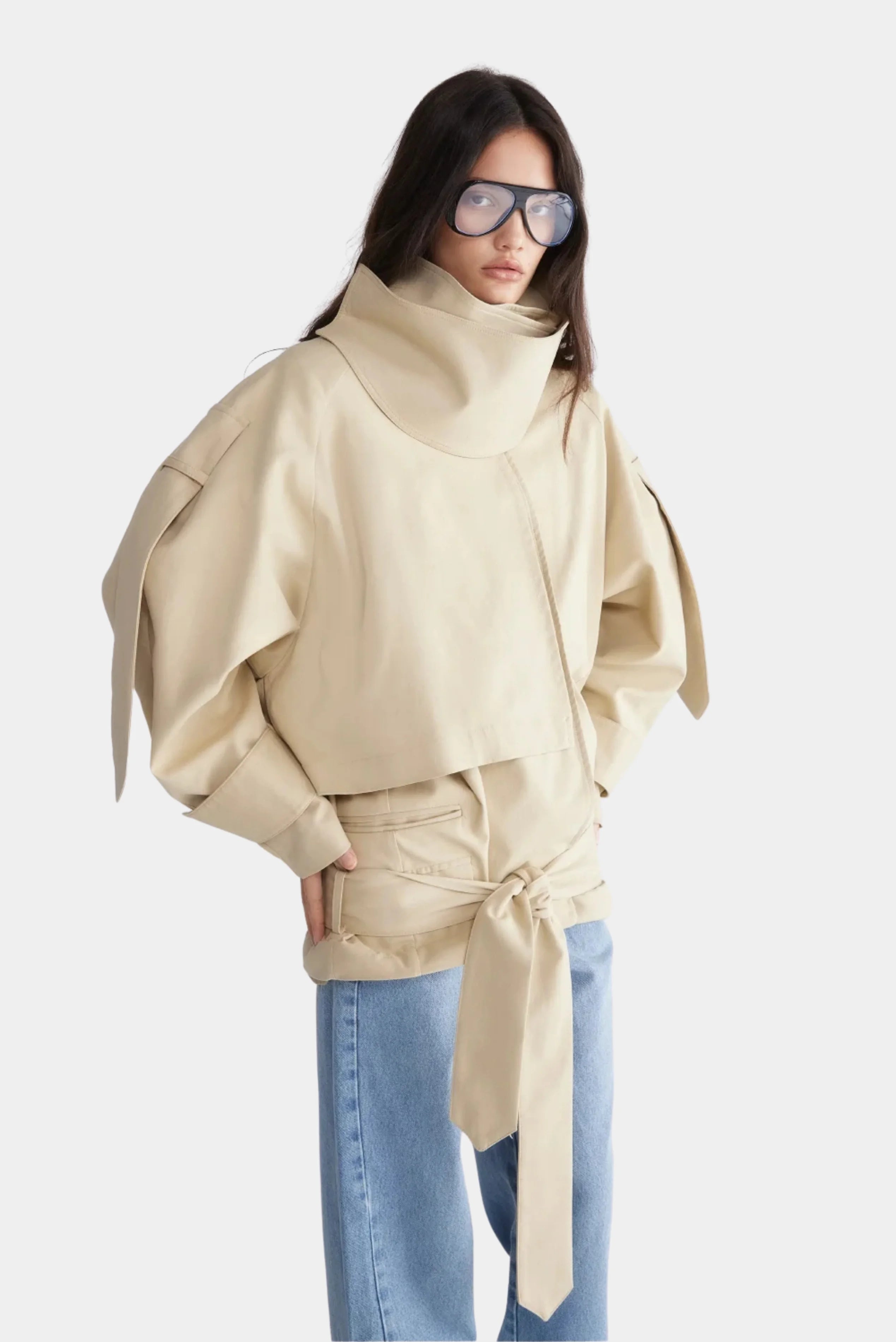 Trench coat Traço Francesca bege com gola alta estruturada e faixa para amarração