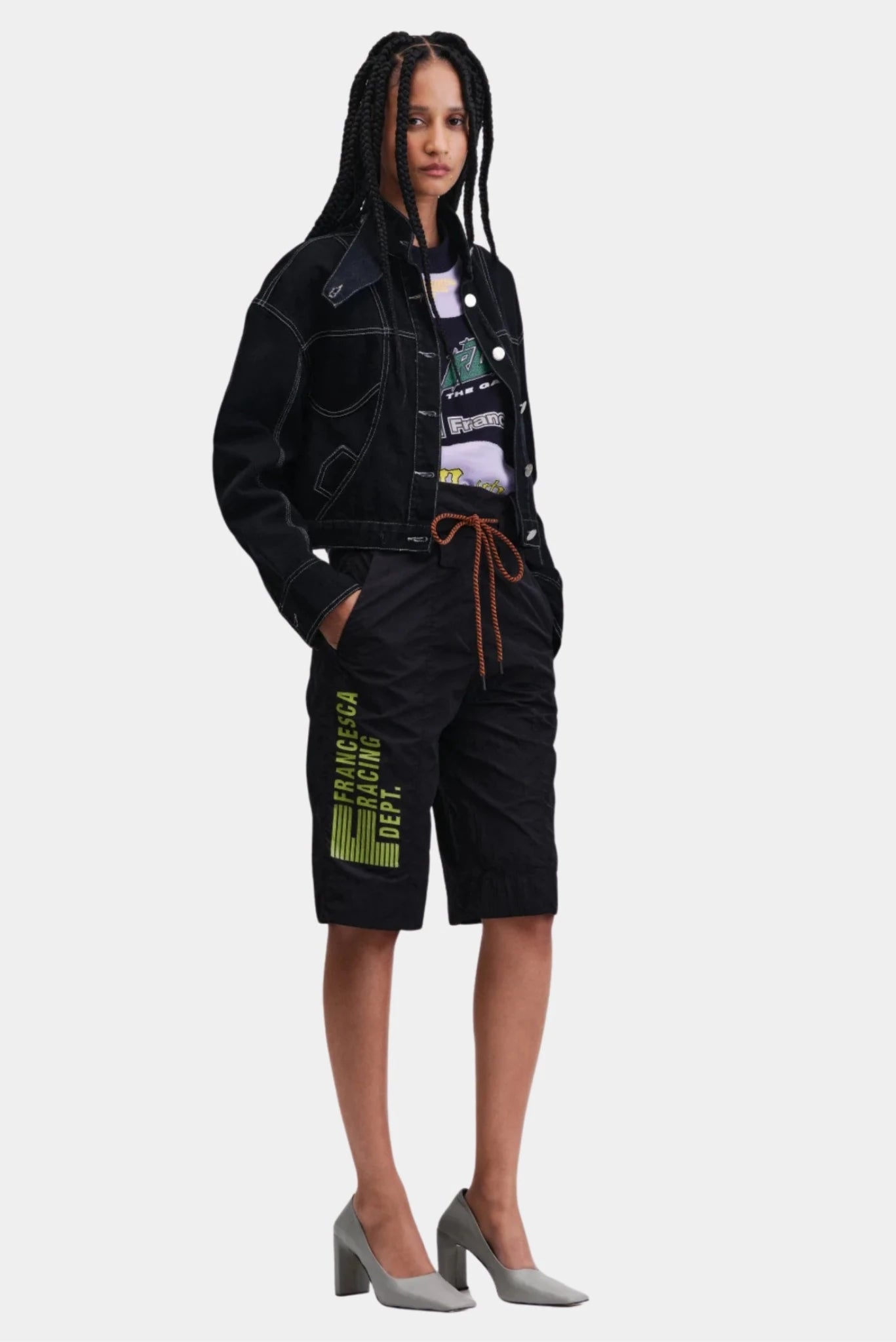 Jaqueta em denim escuro Francesca combinada com bermuda esportiva feminina