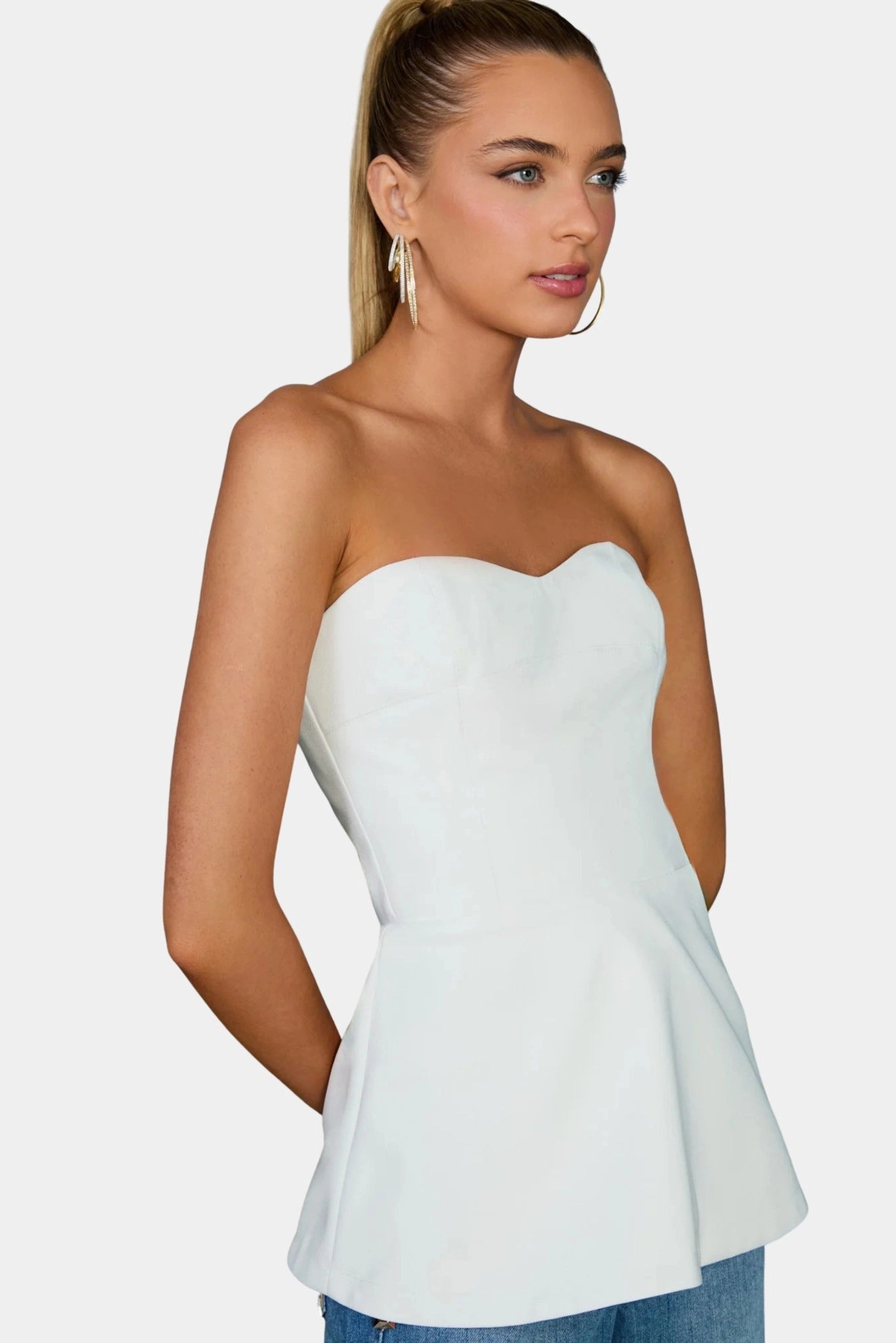 Detalhe da Blusa Tyra Fabulous off white com recortes estruturados e caimento elegante