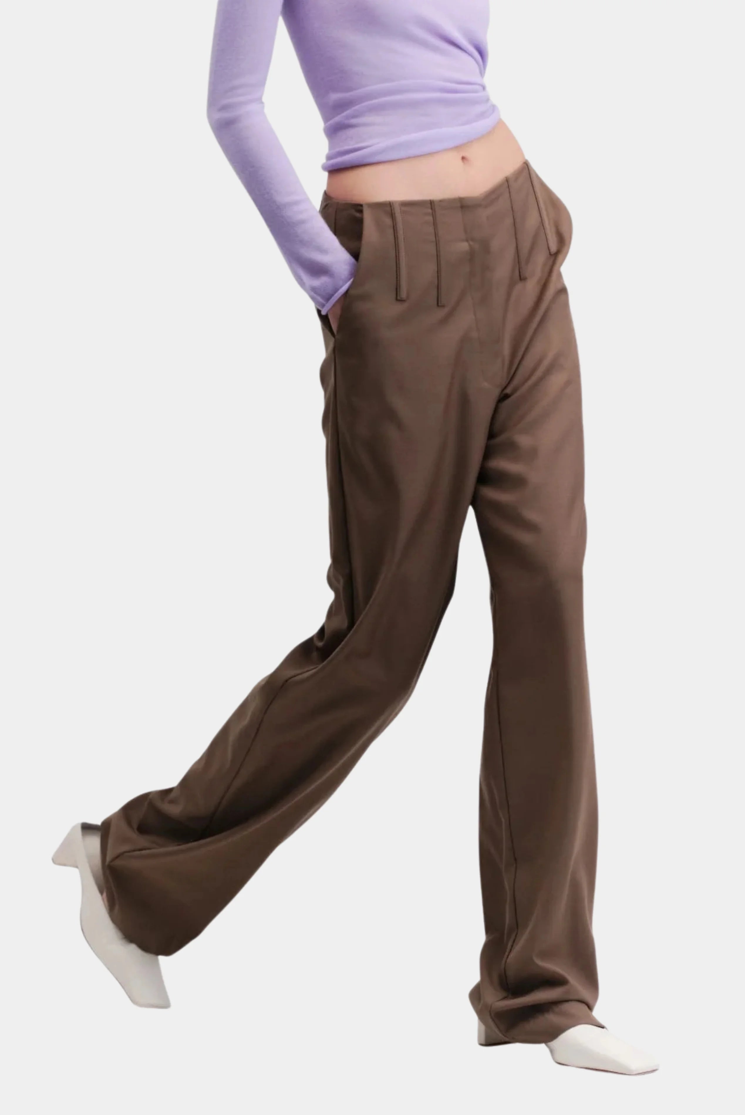 Calça marrom Elan Francesca com cintura baixa e caimento amplo em look feminino