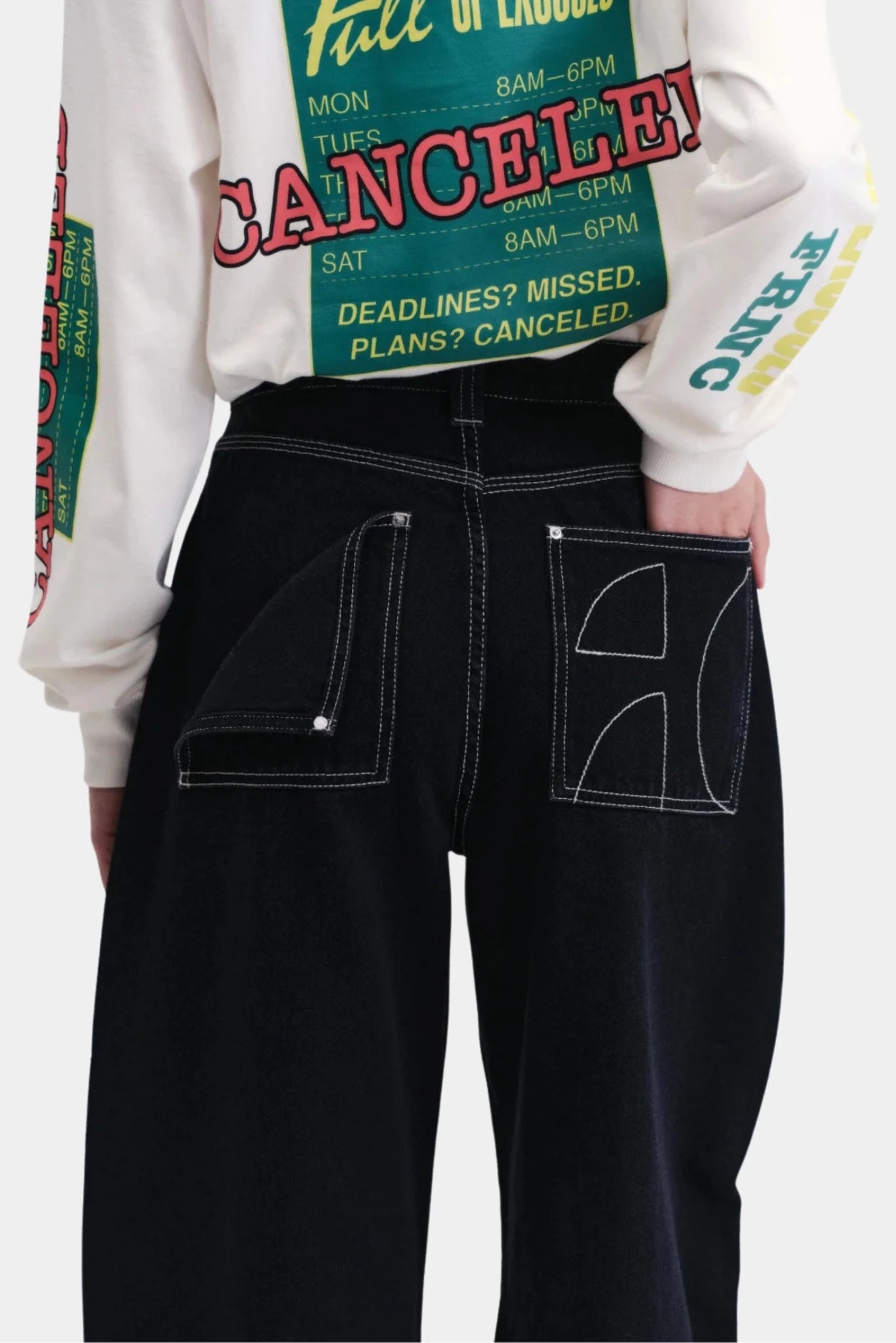 Costas da calça Unfit Francesca em denim escuro com bolsos geométricos