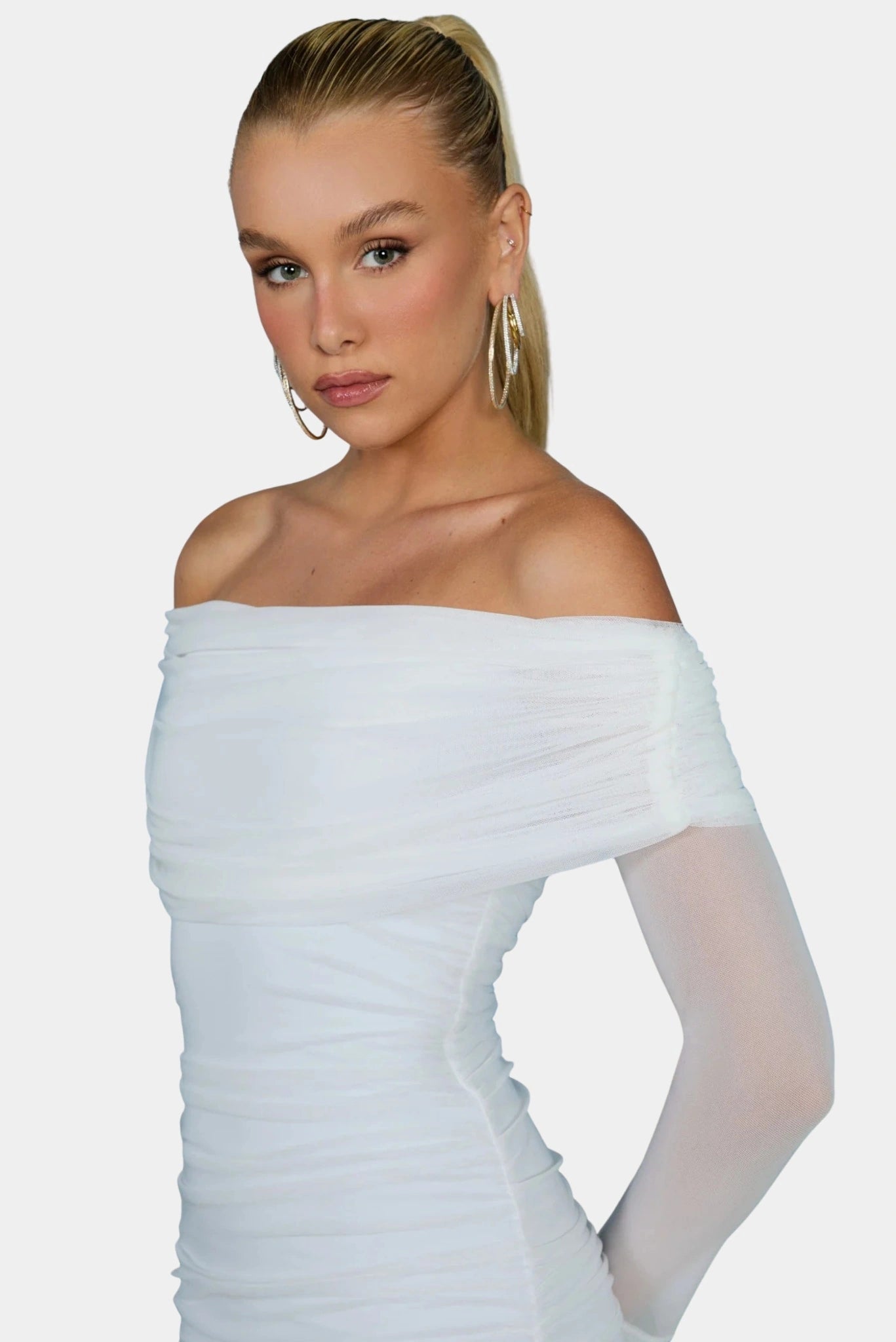 Detalhe do decote ombro a ombro em tule no Vestido Midi Lola off white
