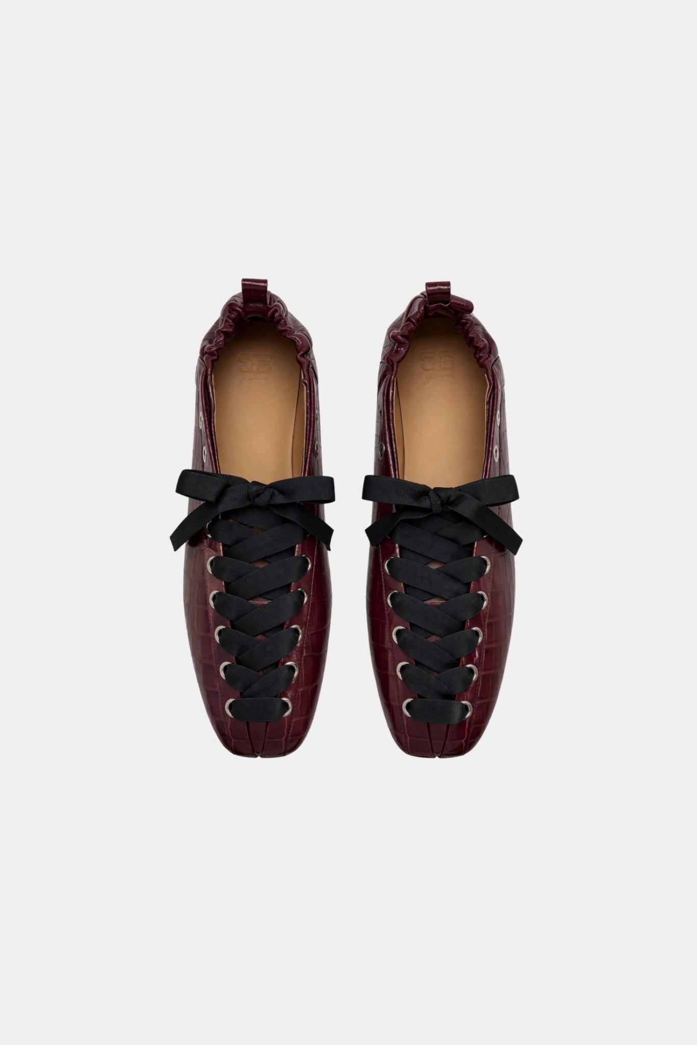 Par de sapatilhas Croco Ballerina Ganni vinho com textura croco e cadarços largos pretos