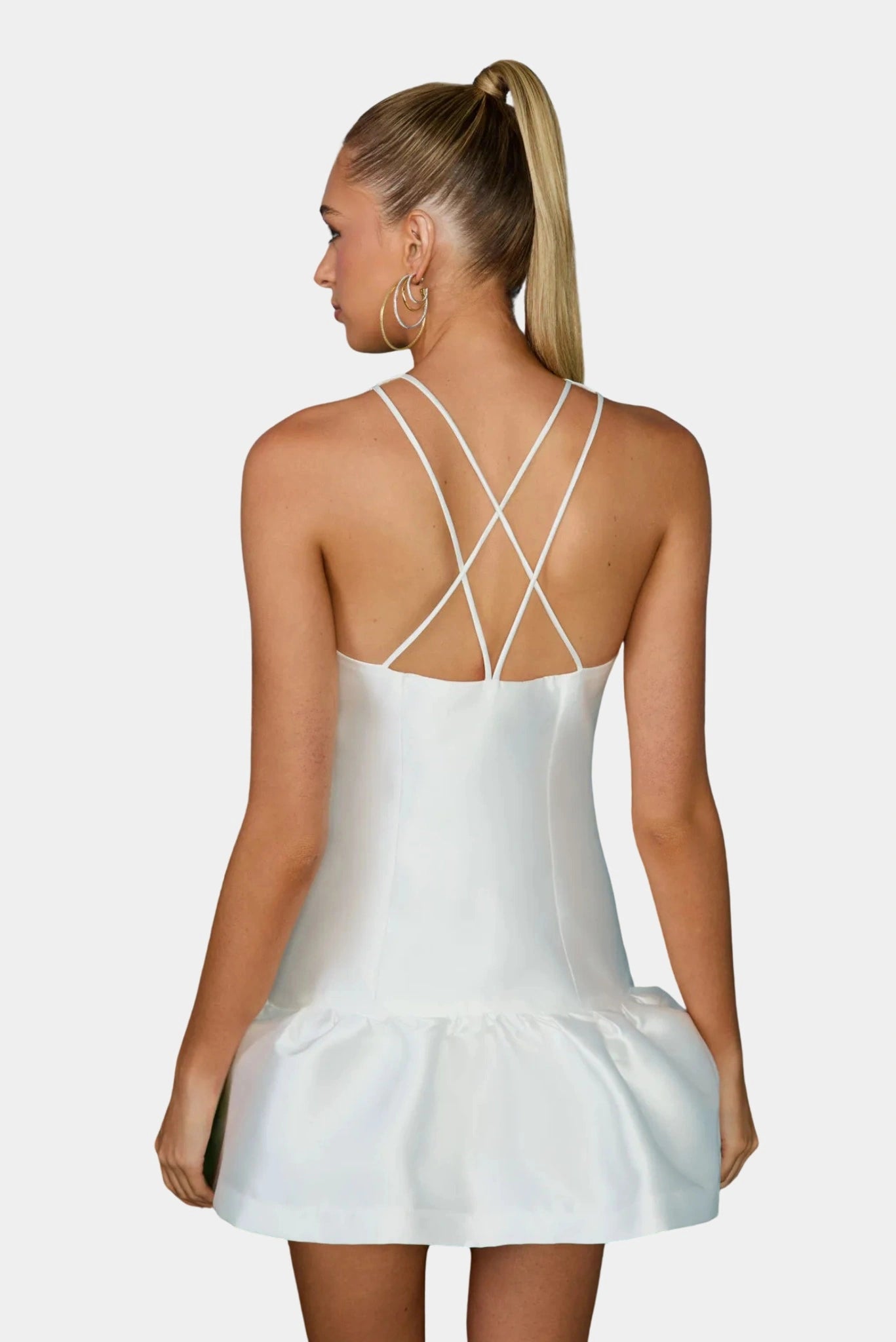 Vestido curto Wanda Fabulous branco com decote traseiro e alças trançadas cruzadas