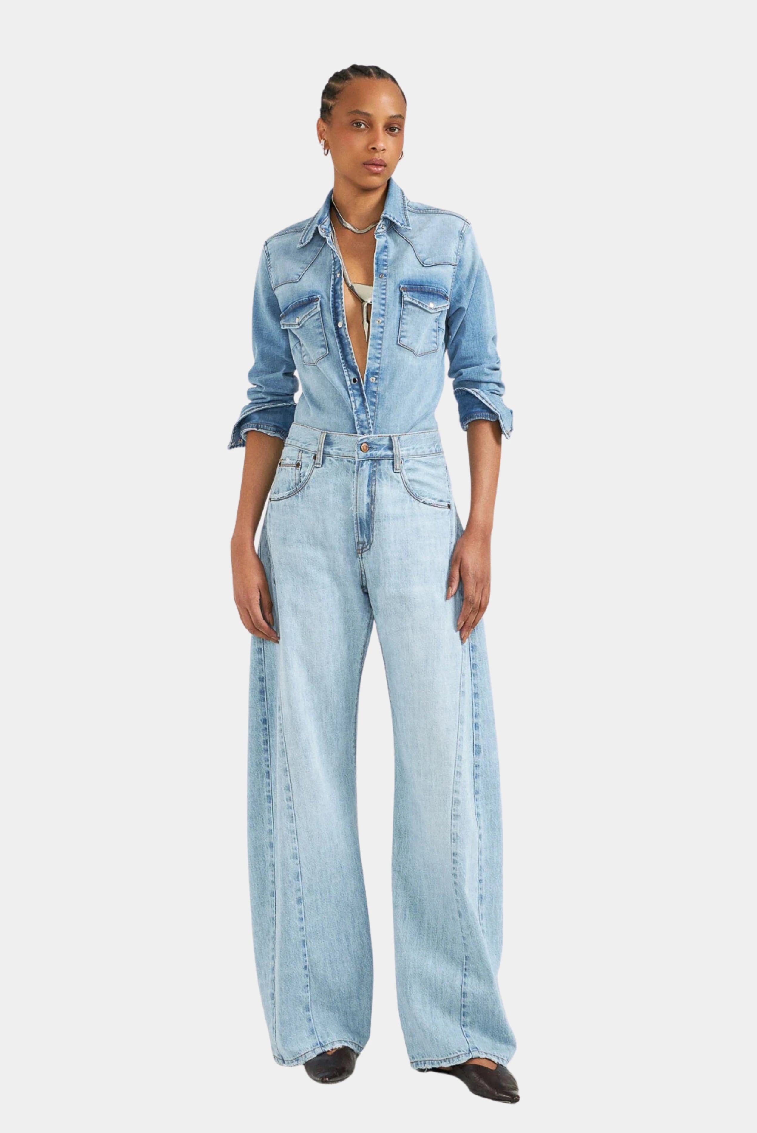 Calça jeans azul-claro wide de cintura alta com lavagem clara e pernas amplas, vestida pela modelo LDnim
