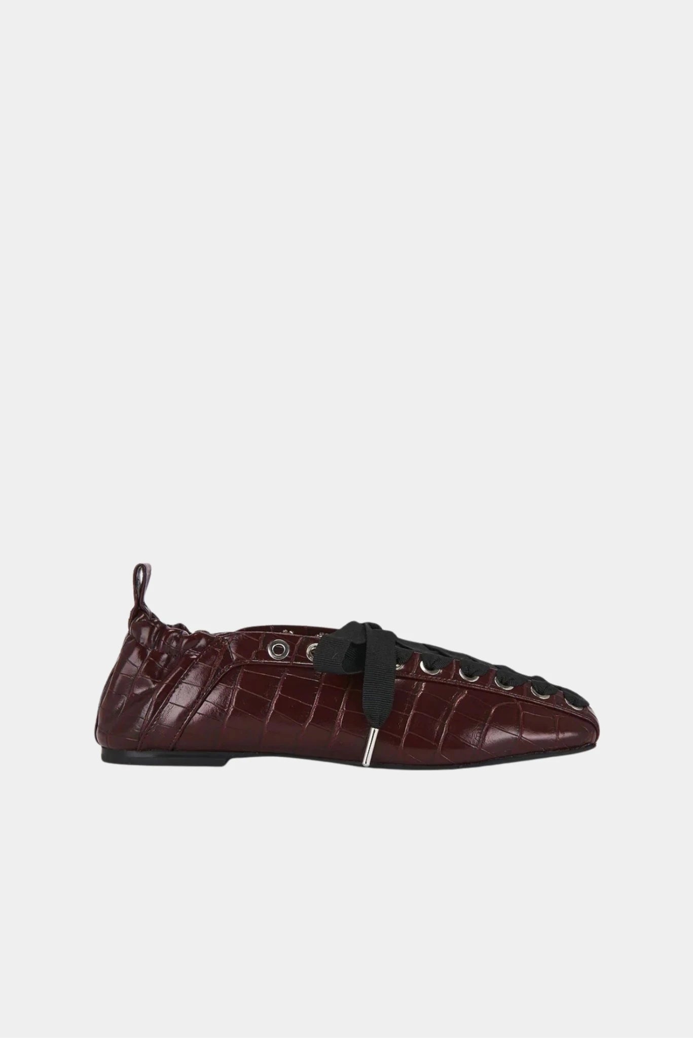 Sapatilha Croco Ballerina Ganni vinho com textura croco brilhante, bico alongado e cadarço largo preto