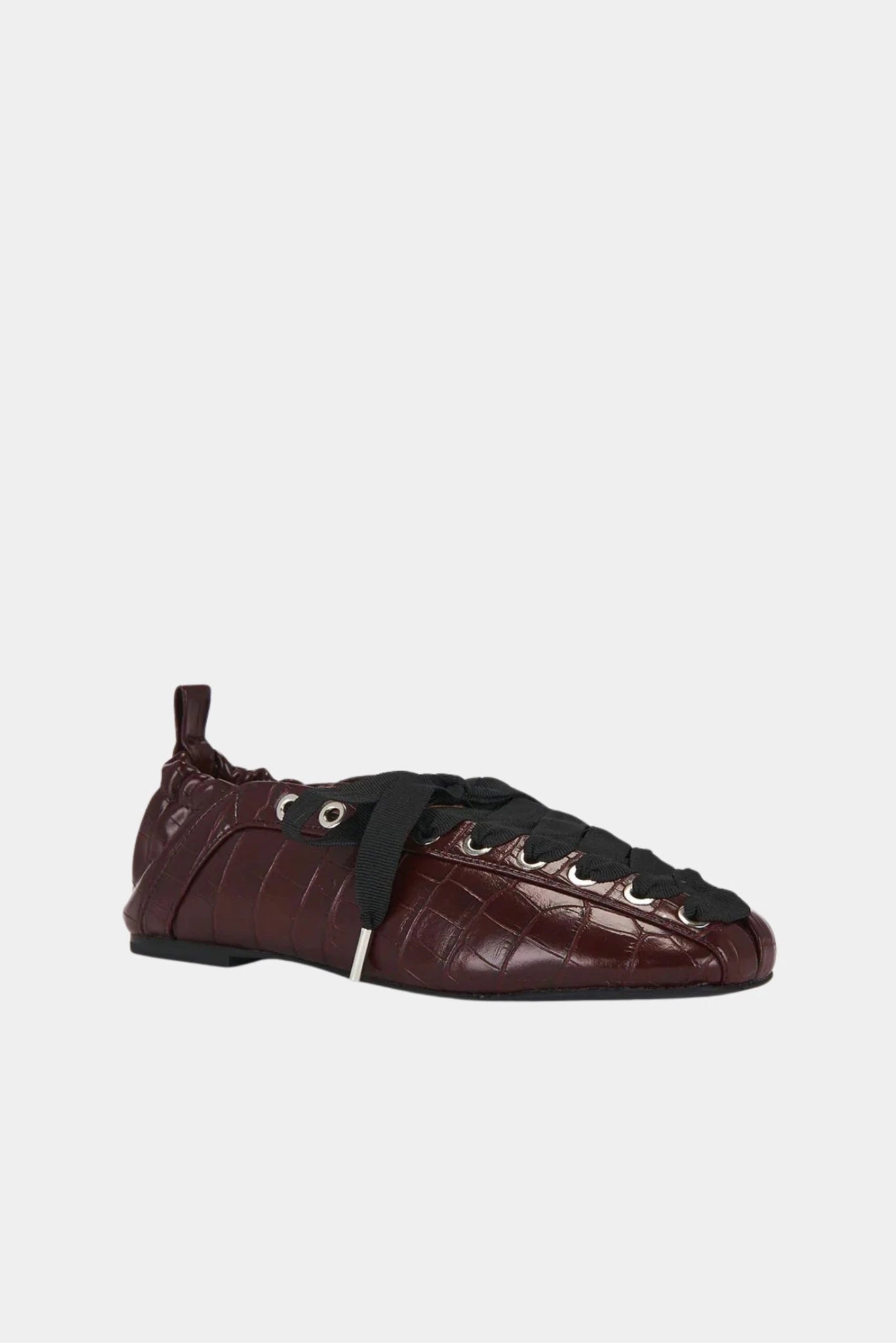 Sapatilha Croco Ballerina Ganni vinho com acabamento texturizado e cadarço preto em vista frontal