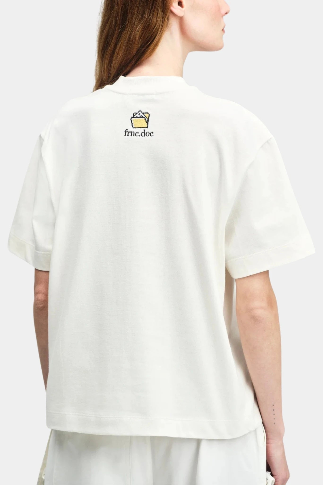 Costas da Camiseta Sex Francesca off-white com detalhe gráfico aplicado