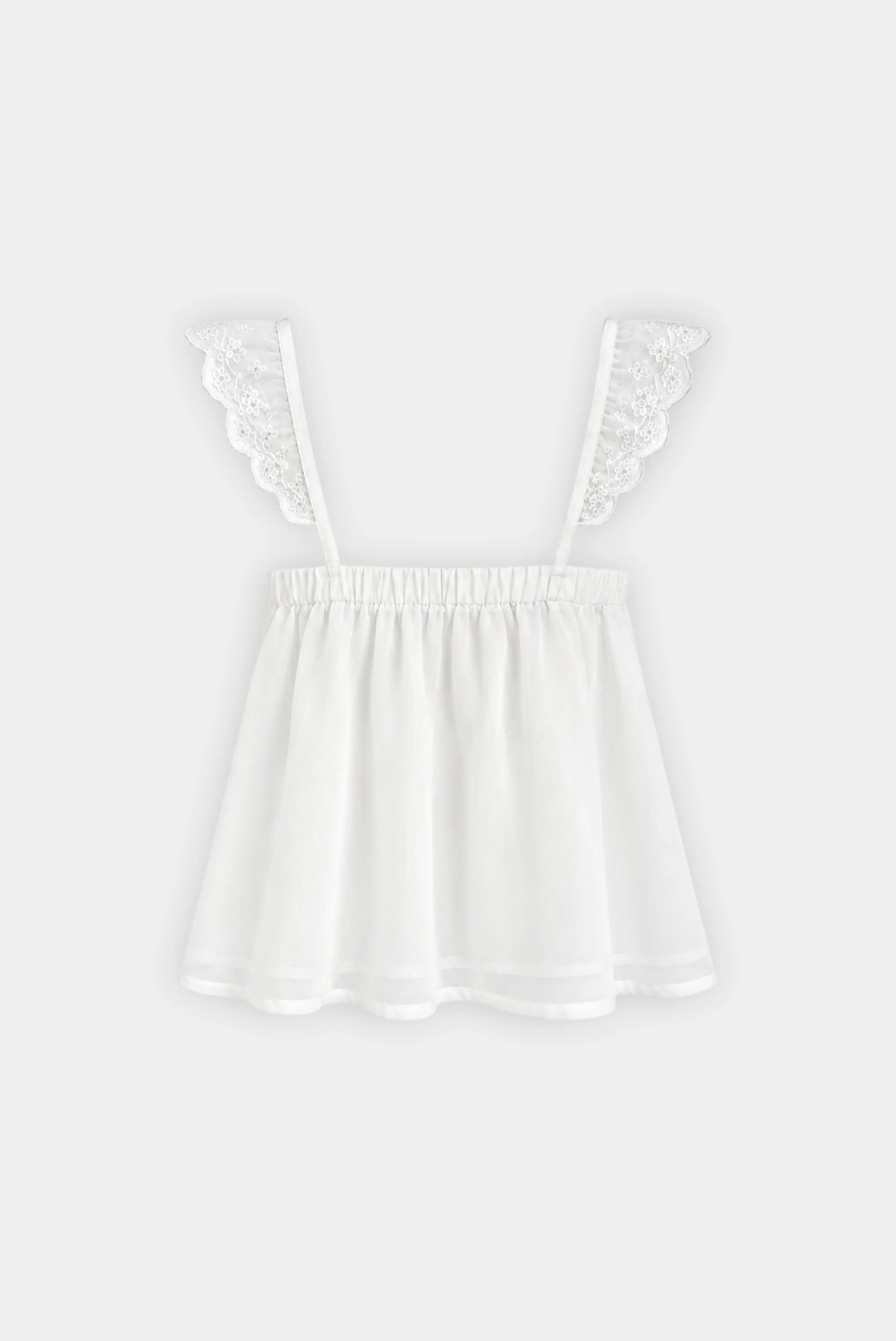 Costas da Blusa Cloe Gaia branca com alças rendadas e caimento fluido