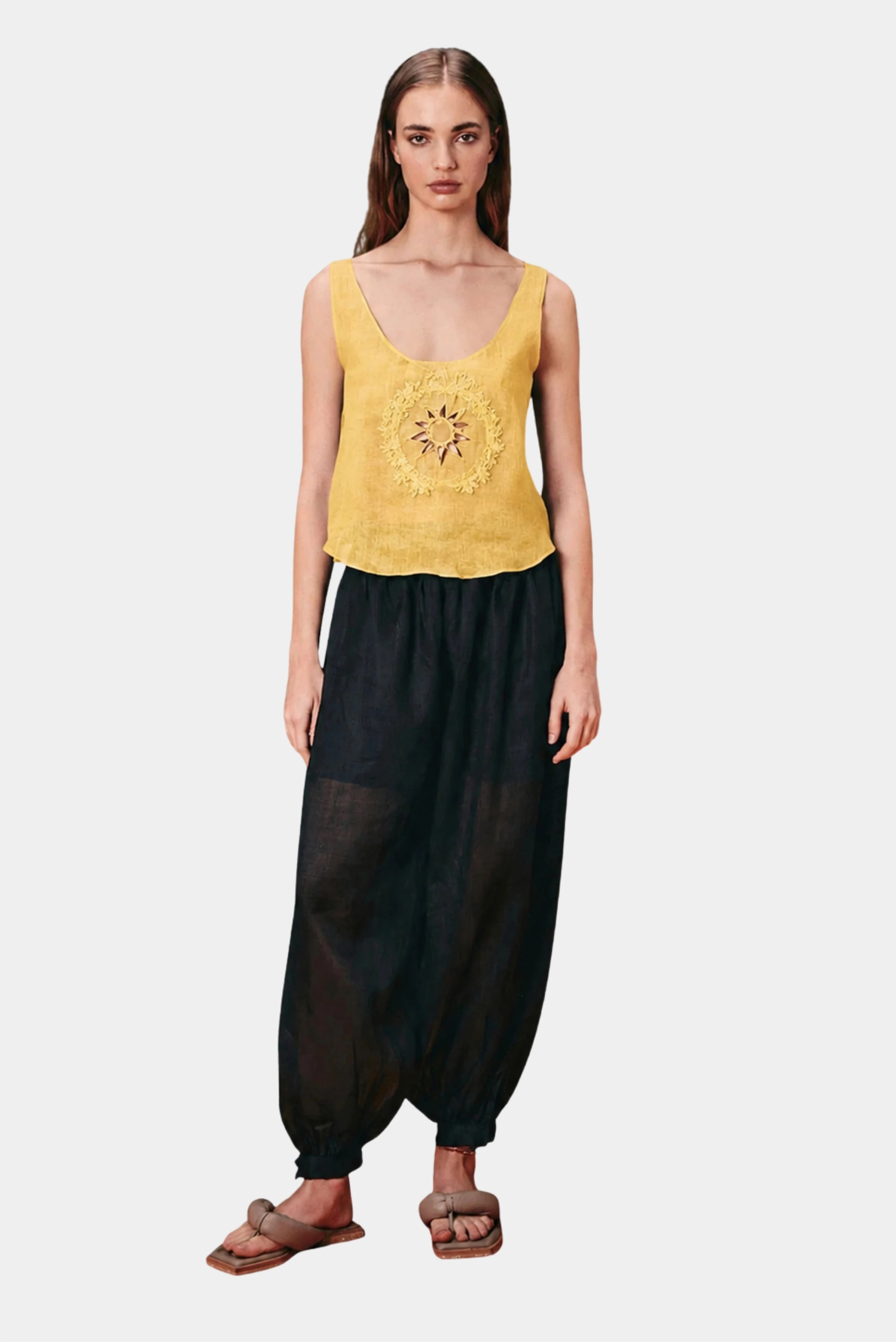 Regata em voil amarelo com bordado em pedras em look feminino Tacima Batiche