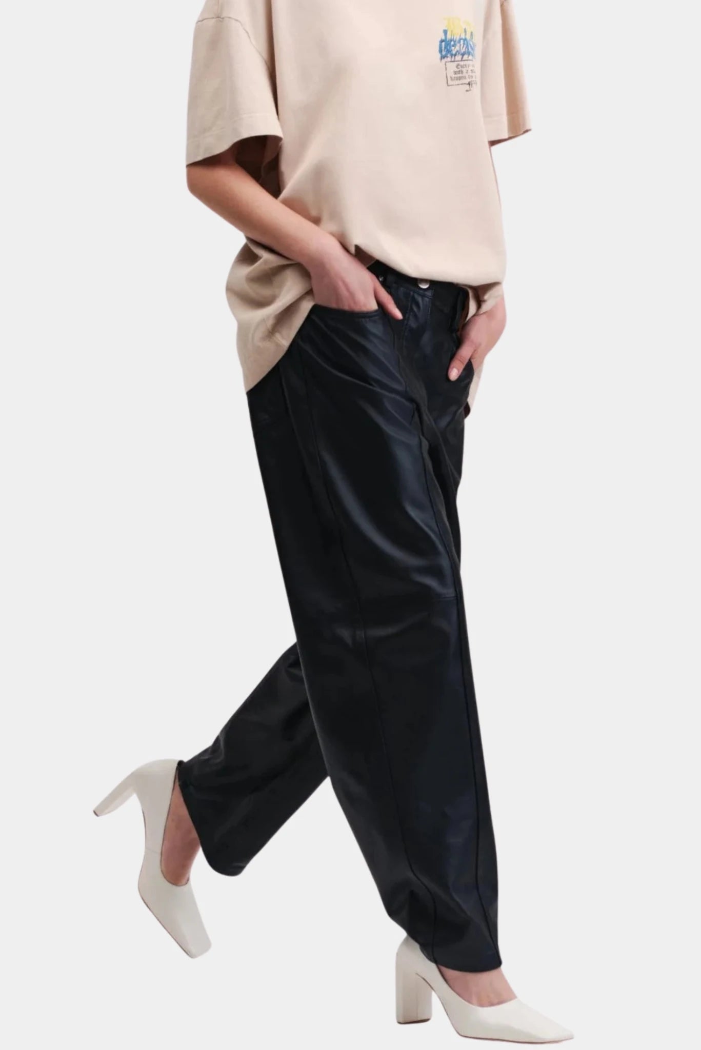 Calça Sela Francesca preta com bolsos frontais e modelagem reta