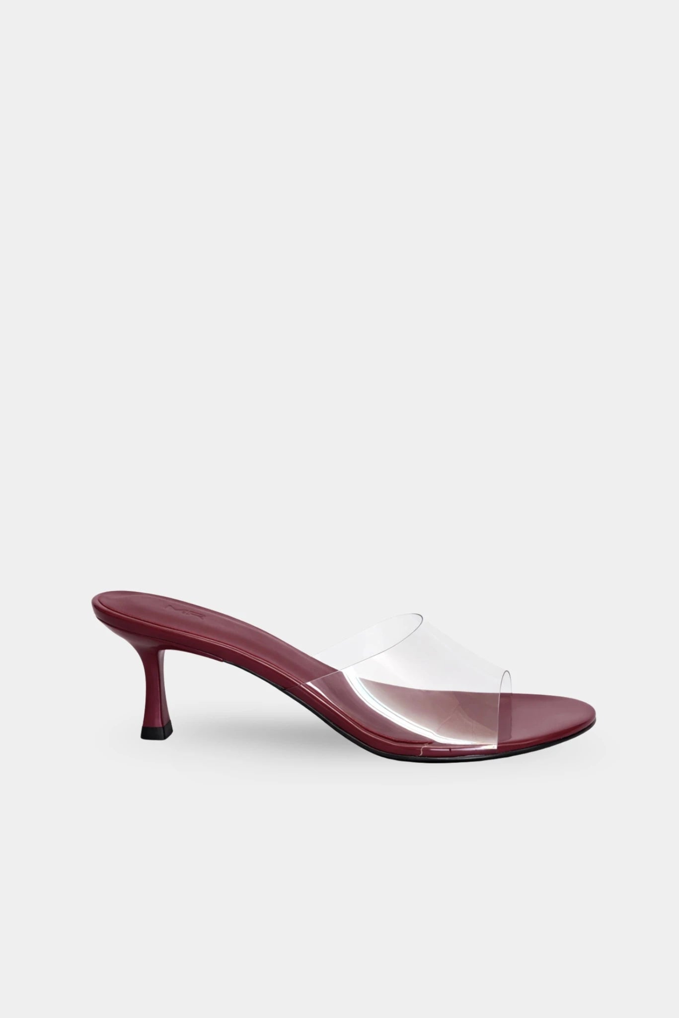Sandália mule vinho com tira transparente e salto médio curvo