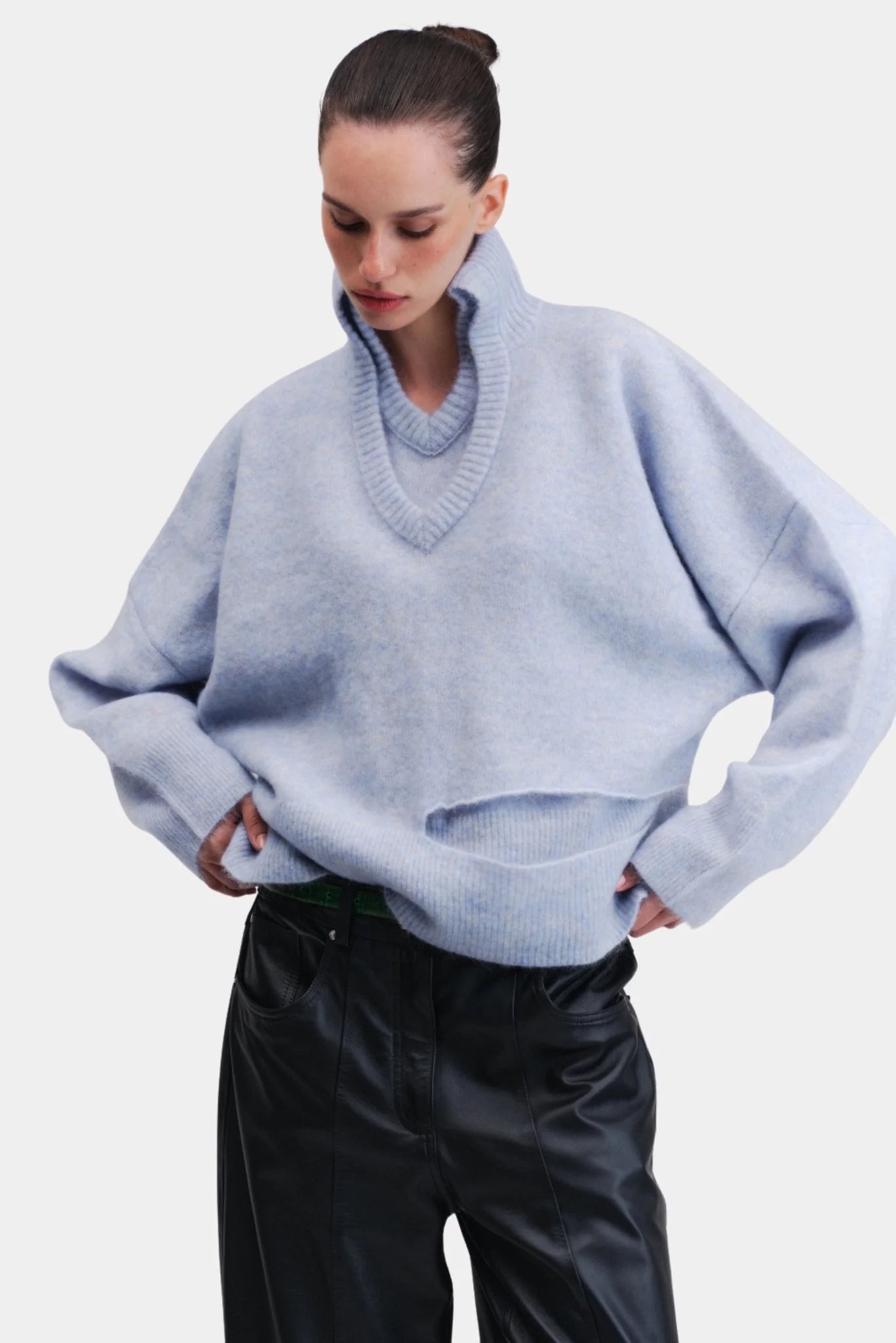 Pullover oversized Francesca em tricot azul claro com gola alta ampla
