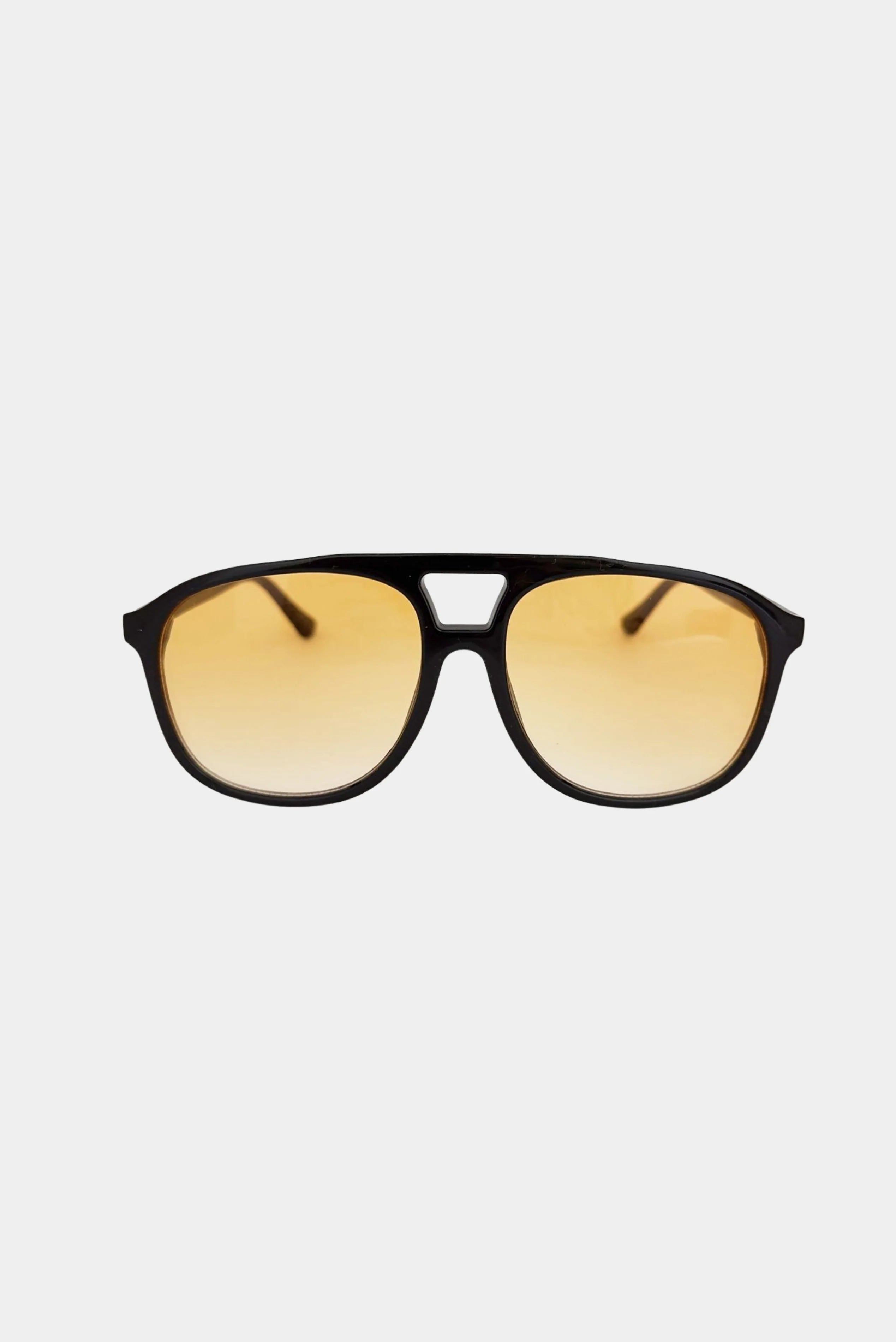 Óculos de sol retangular Cher MR com armação preta e lentes amarelas, vista frontal