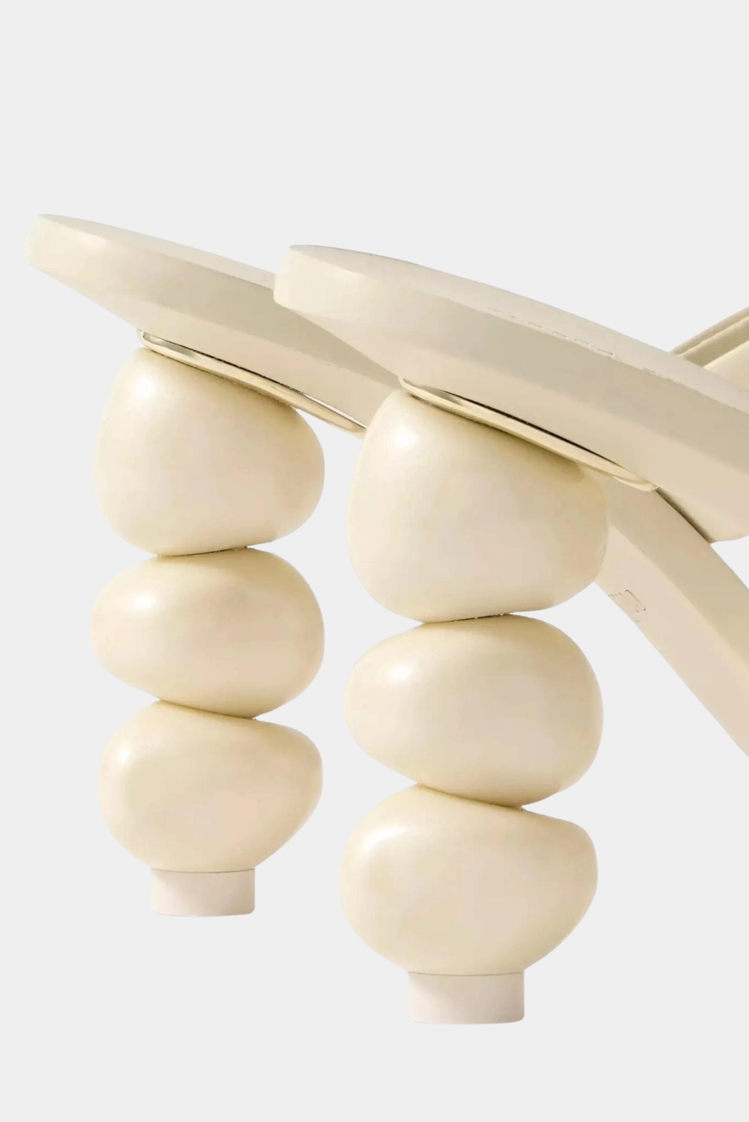 Detalhe do salto em esferas da sandália Meta Cult Gaia off-white