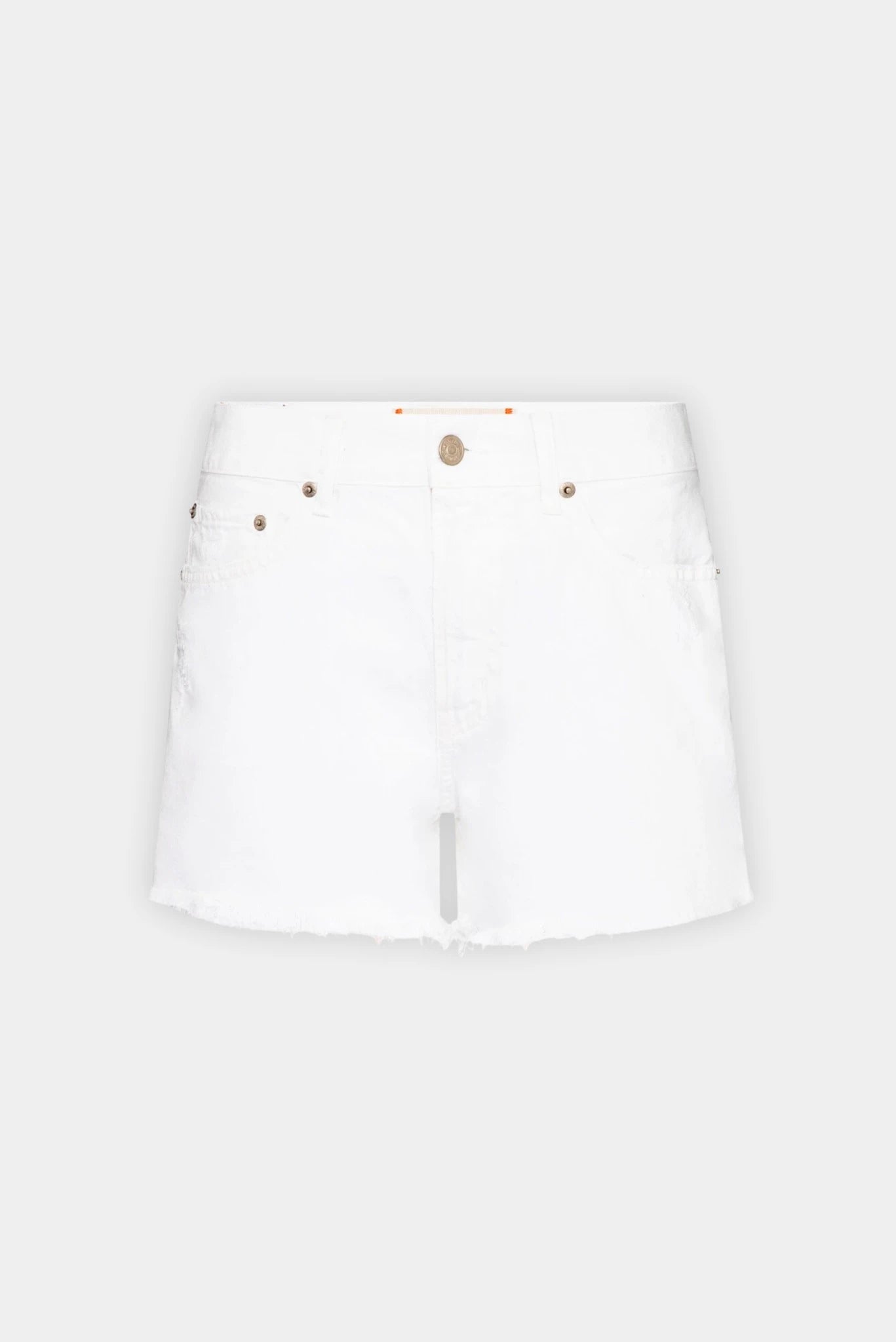 Short Urban L•Dnim em jeans branco com cintura média e acabamento desfiado na barra