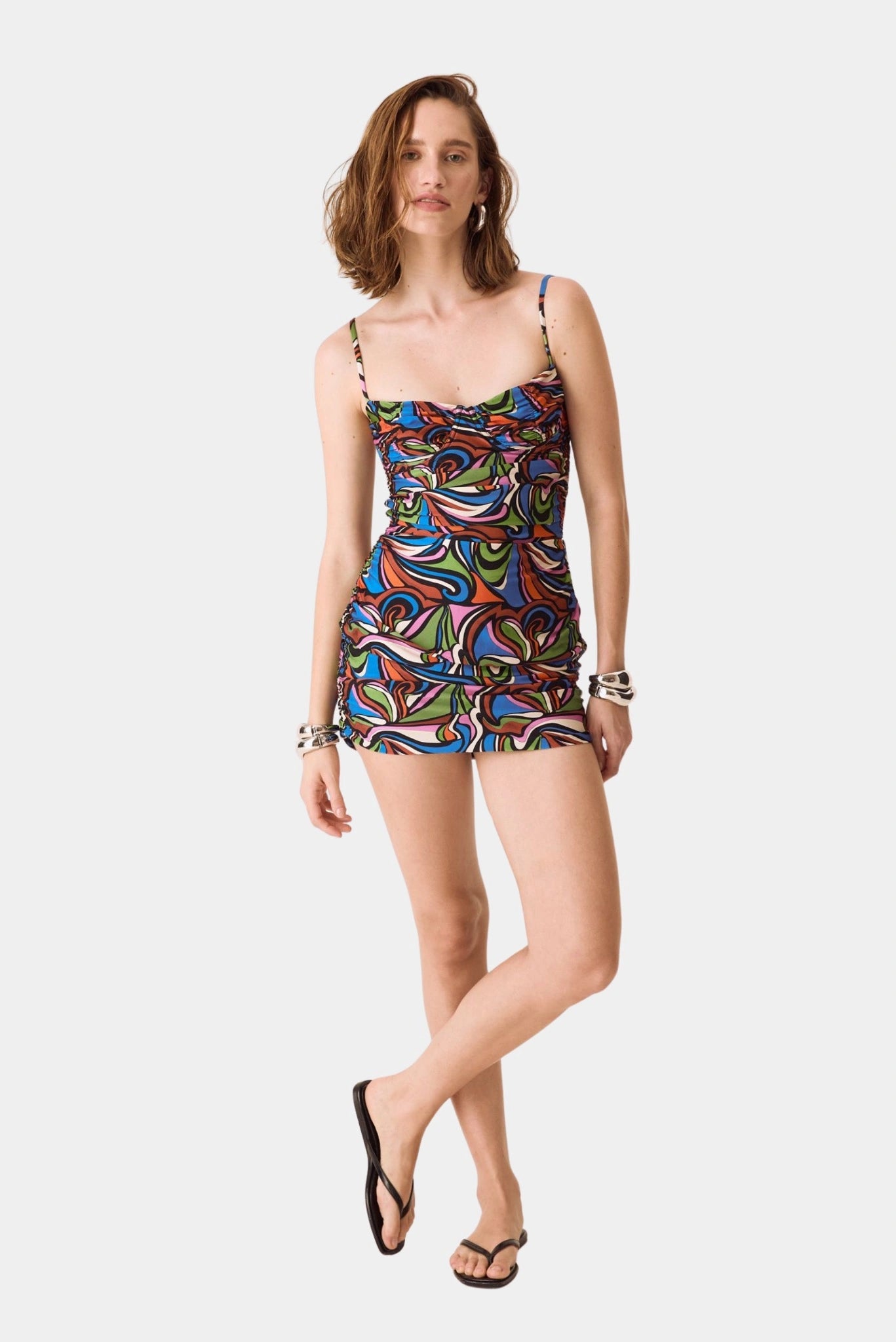 Vestido curto estampado abstrato com modelagem justa e busto estruturado meia taça