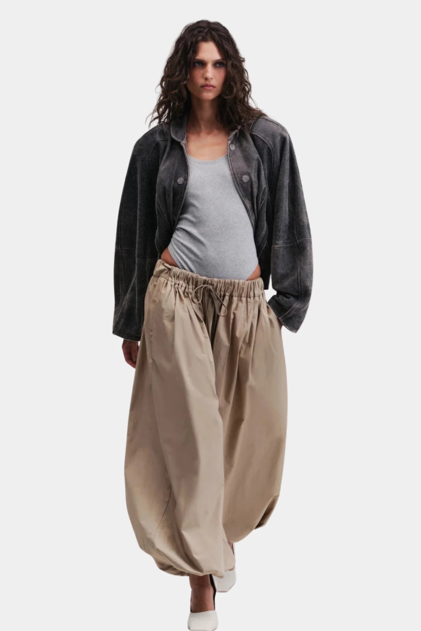 Calça Off Form Francesca off-white com cintura elástica e volume amplo feminino