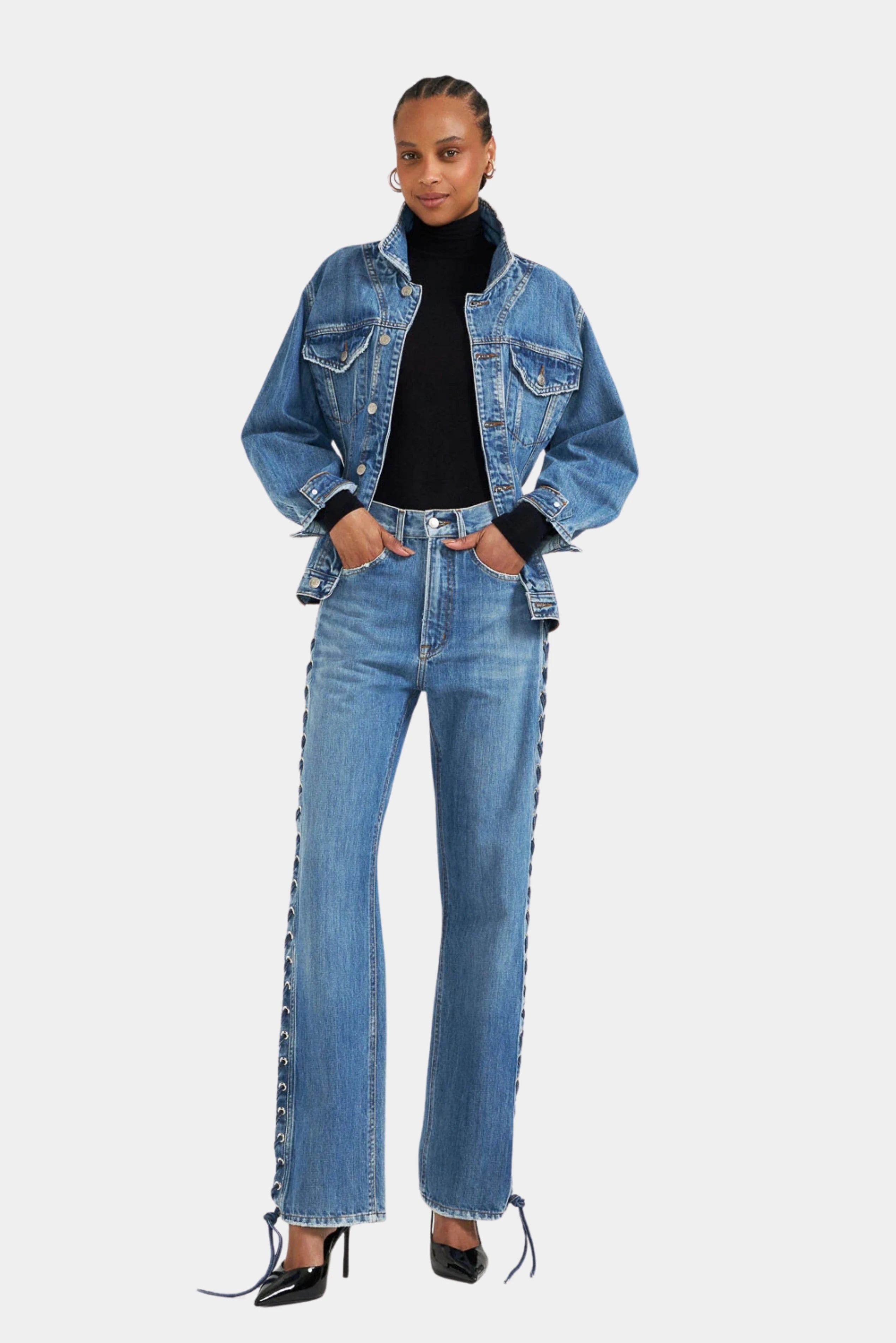 Calça jeans azul 90s de cintura alta com detalhe lateral em amarração, vestida pela modelo LDnim