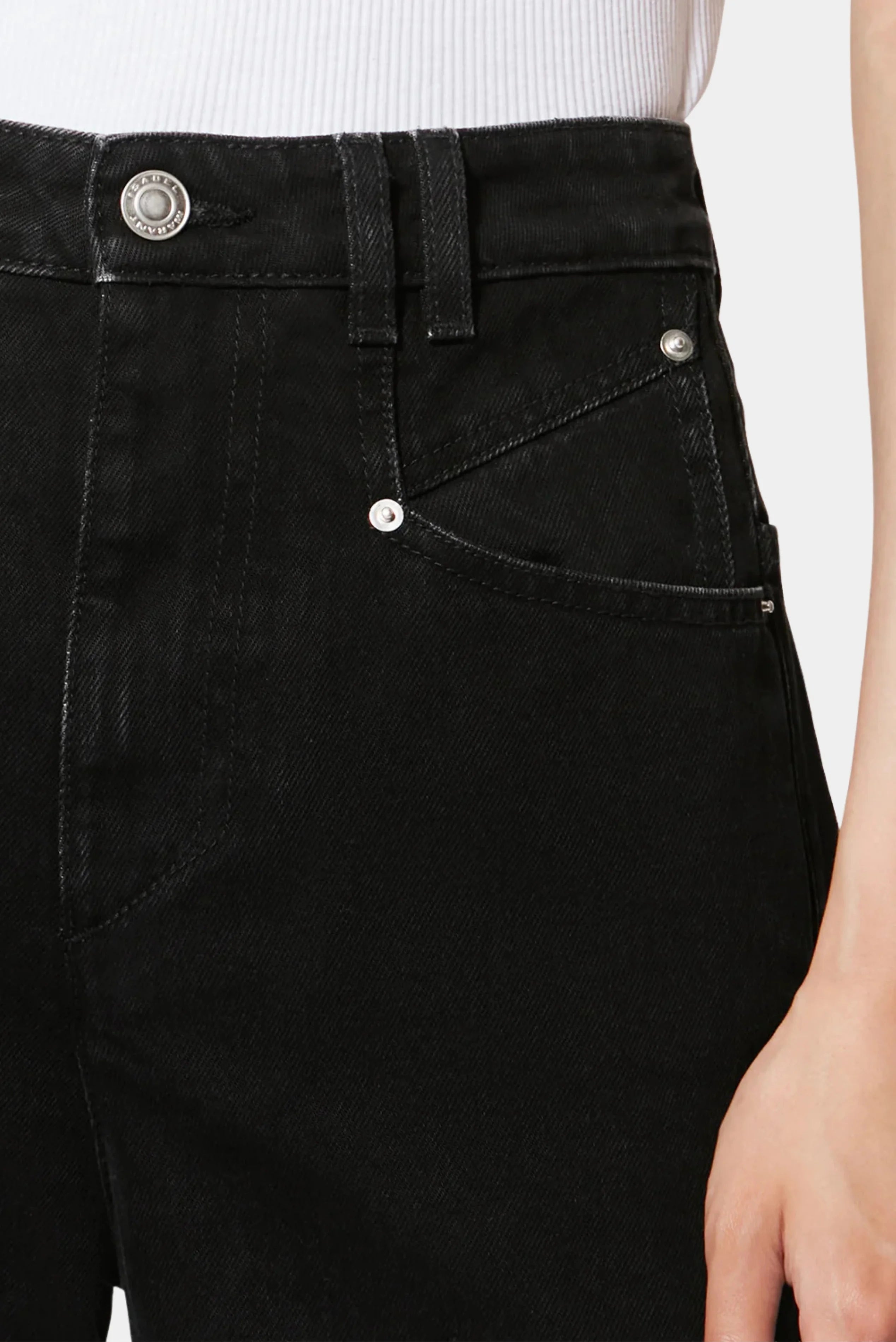 Detalhe da calça jeans Lemony Isabel Marant preta com bolsos e rebites metálicos